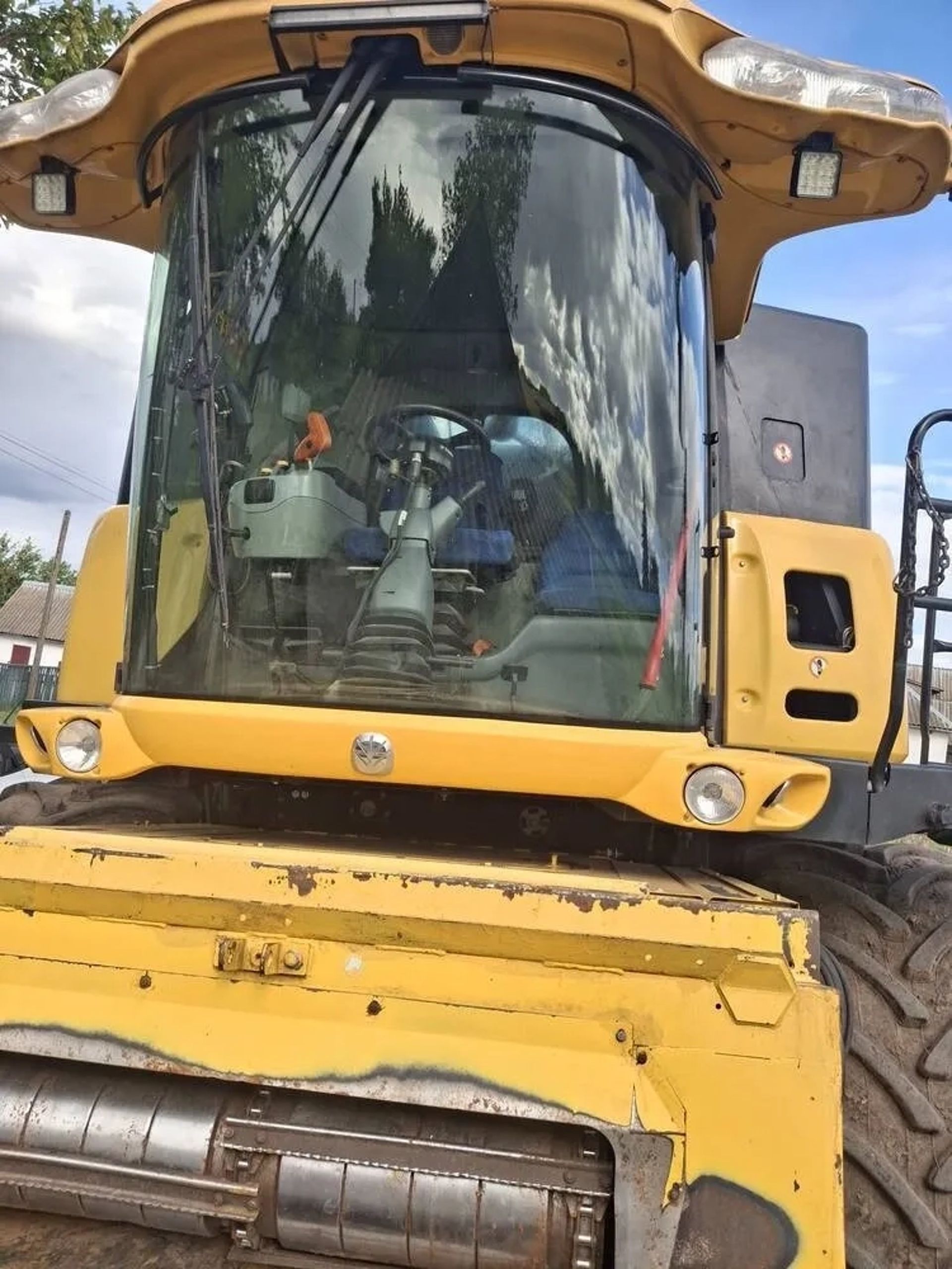 Комбайн New Holland для збору врожаю