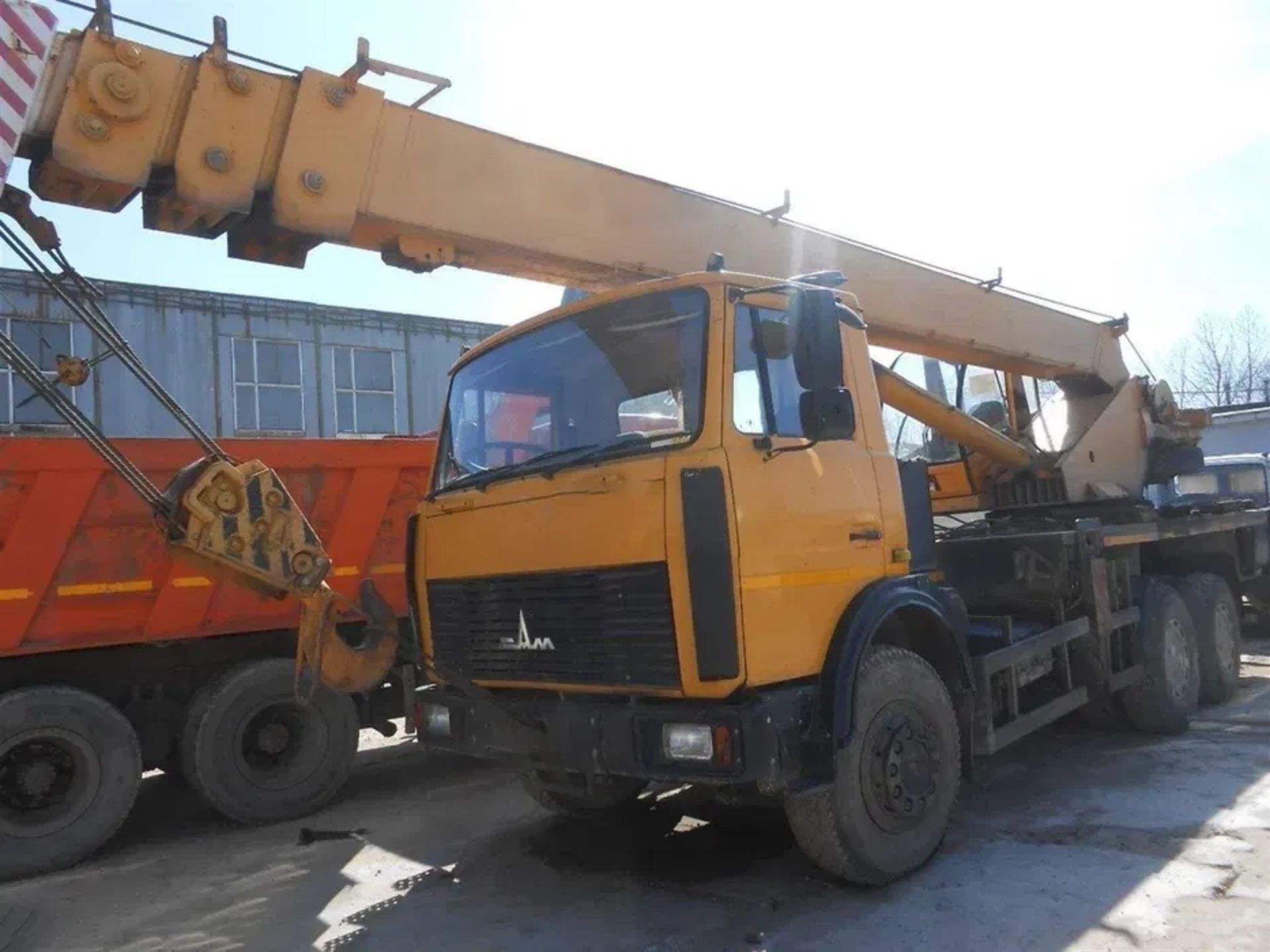 Автомобільний кран КС-55727 "Машека" на базі шасі МАЗ.