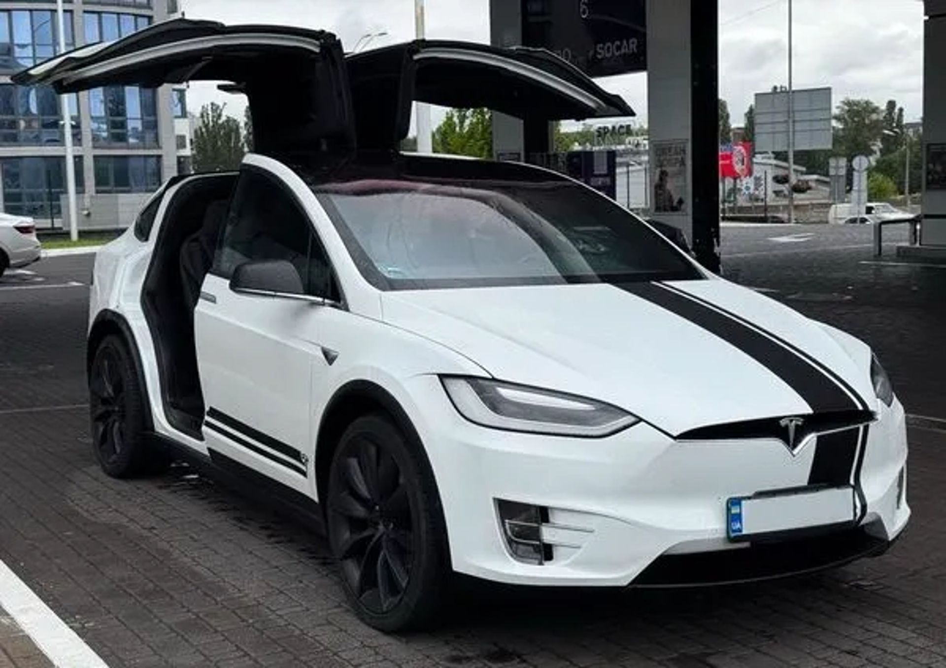 001 Tesla Model X біла на весілля