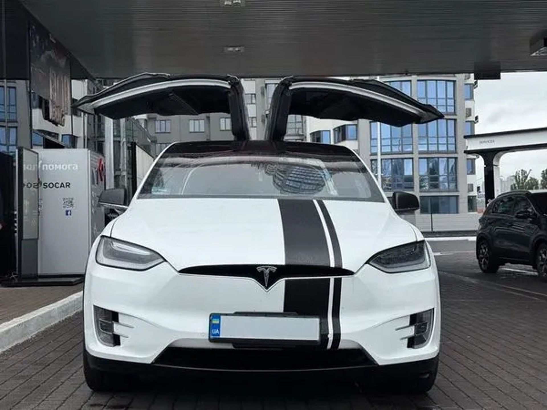 001 Tesla Model X біла на весілля