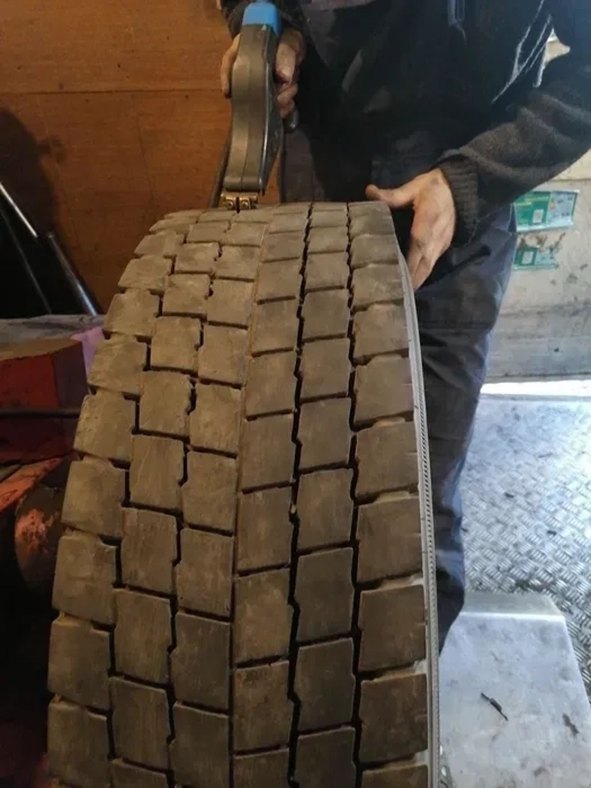 Нарізка протектора вантажних шин . Шиномонтаж TIR .