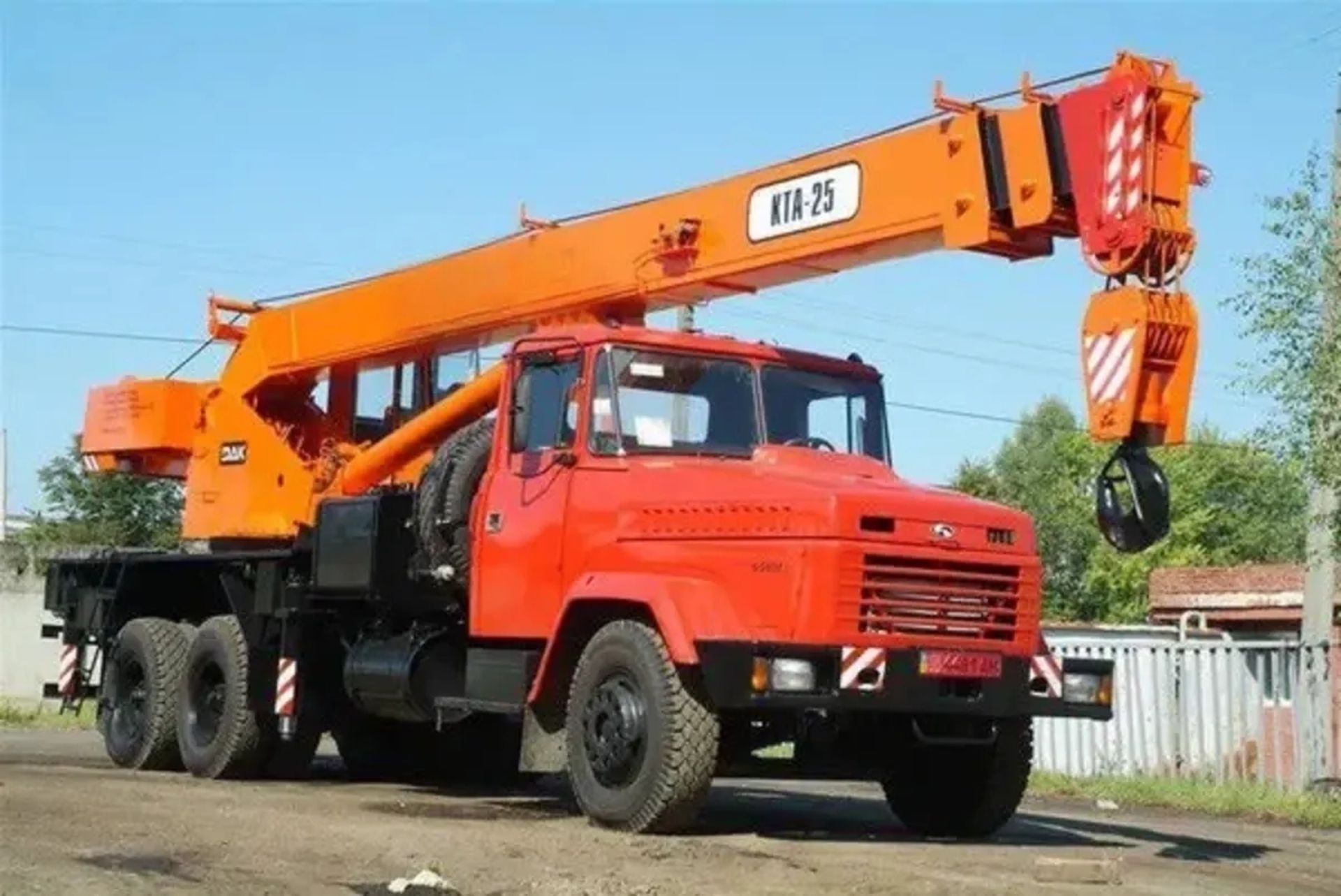 Автокран КТА-25 під будівництво будинку