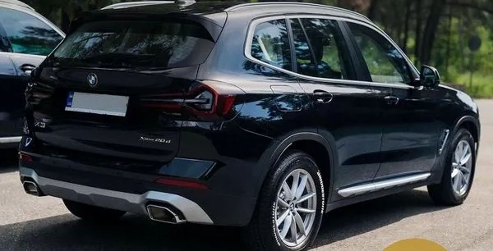 036 BMW X3 чорний позашляховик без водія