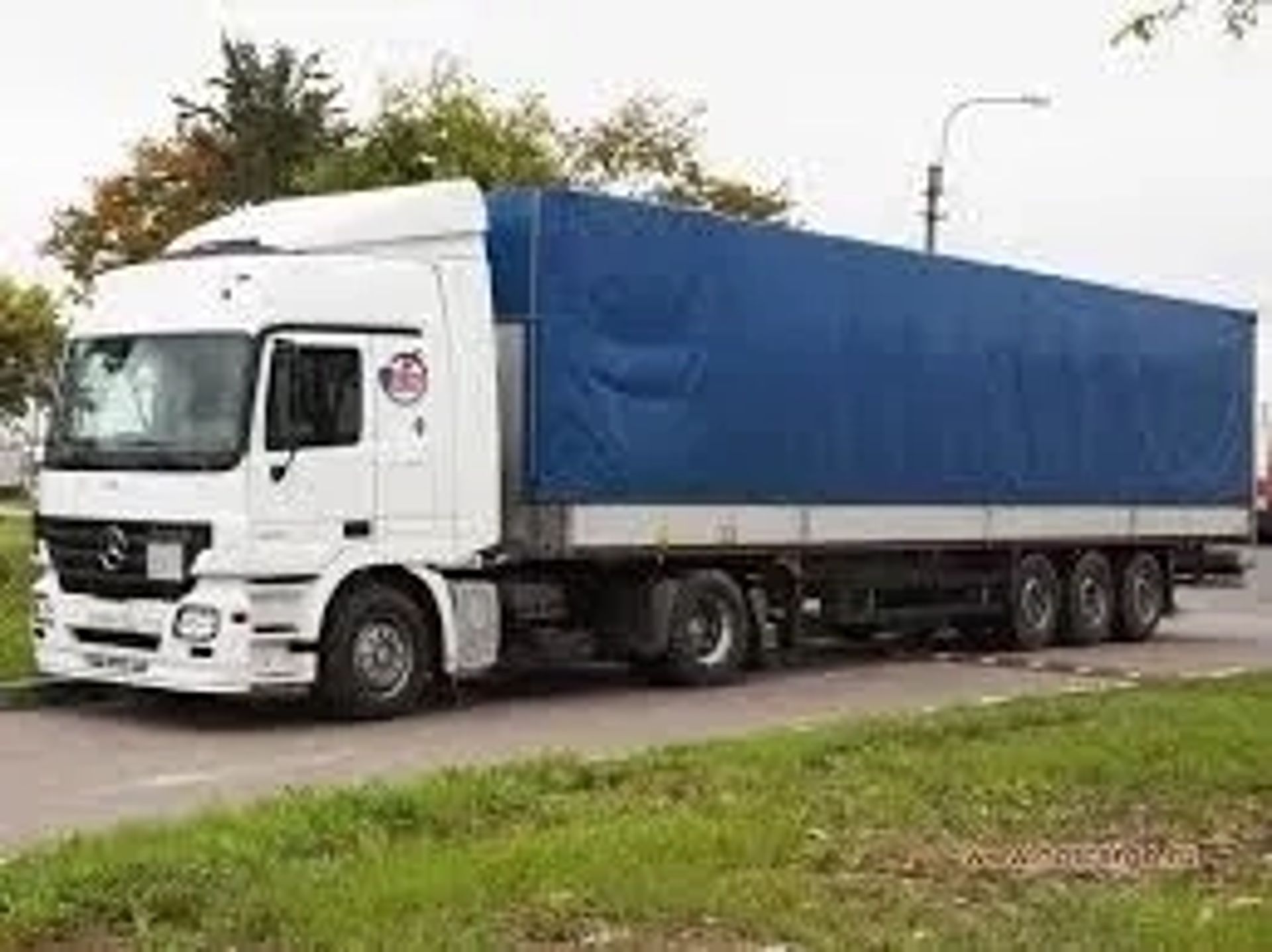 Тягач Mercedes-Benz для перевезення габаритних вантажів