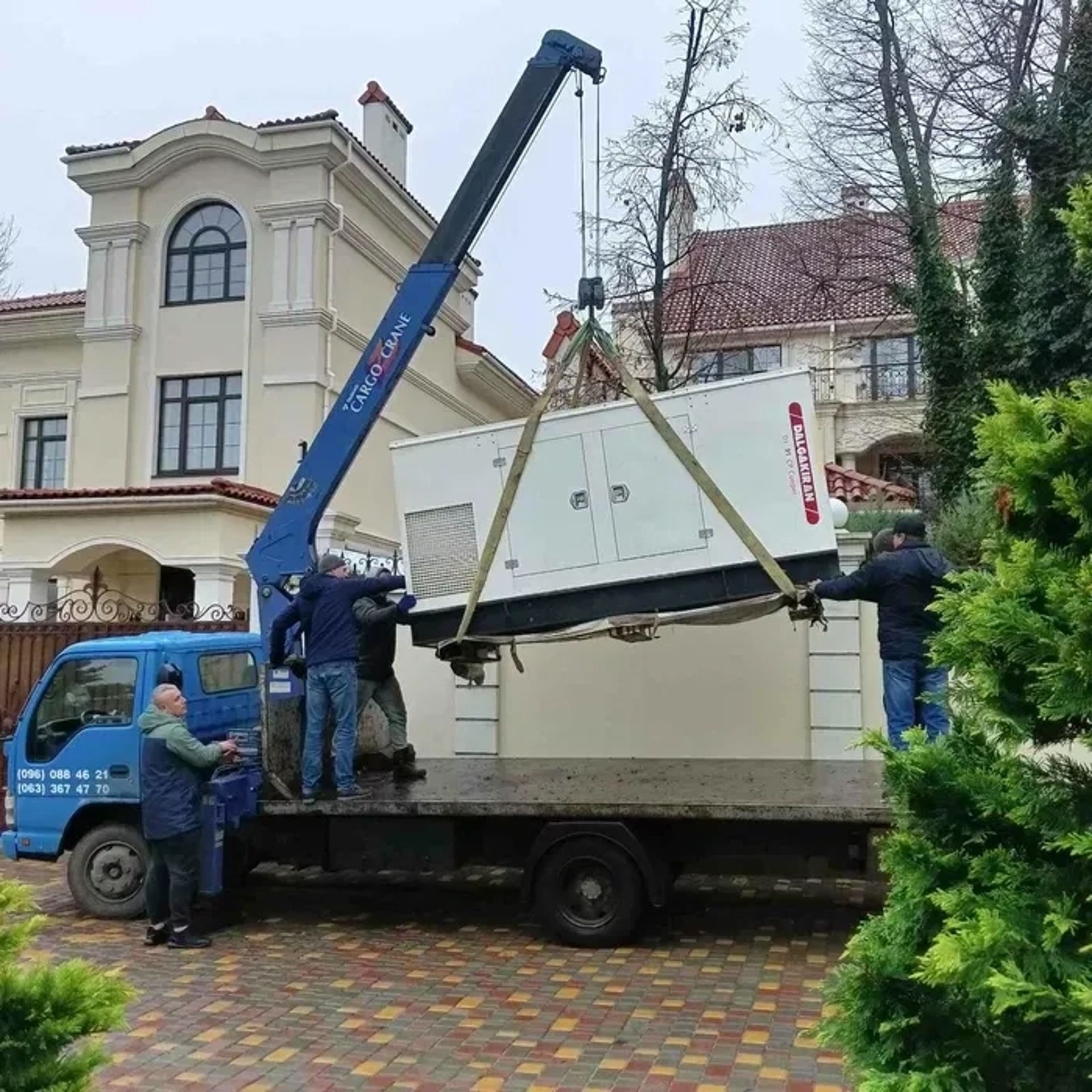 Кран-маніпулятор з крановою установкою Kanglim на вантажному шасі