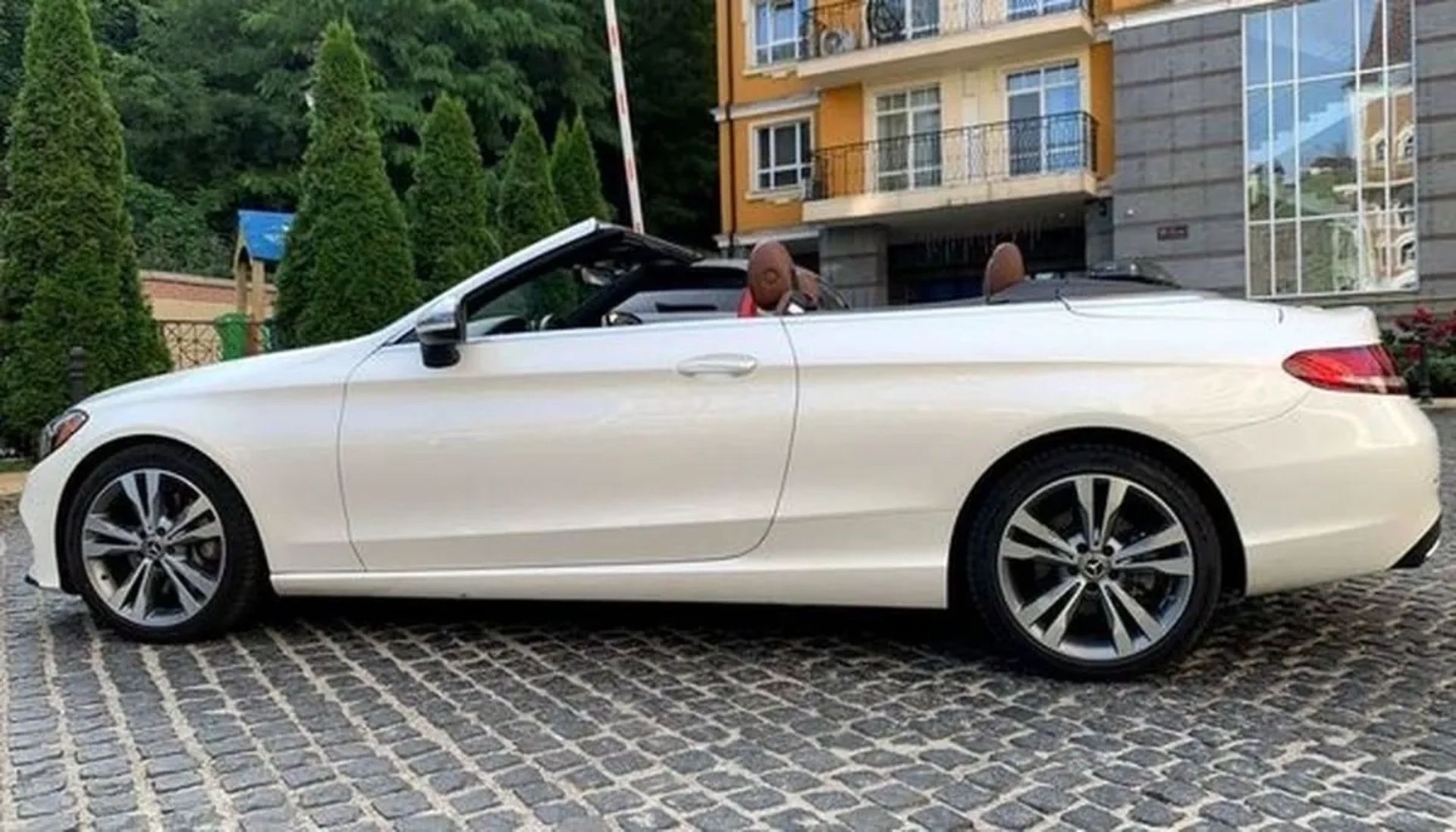 081 Mercedes-Benz C300 Cabrio білий без водія