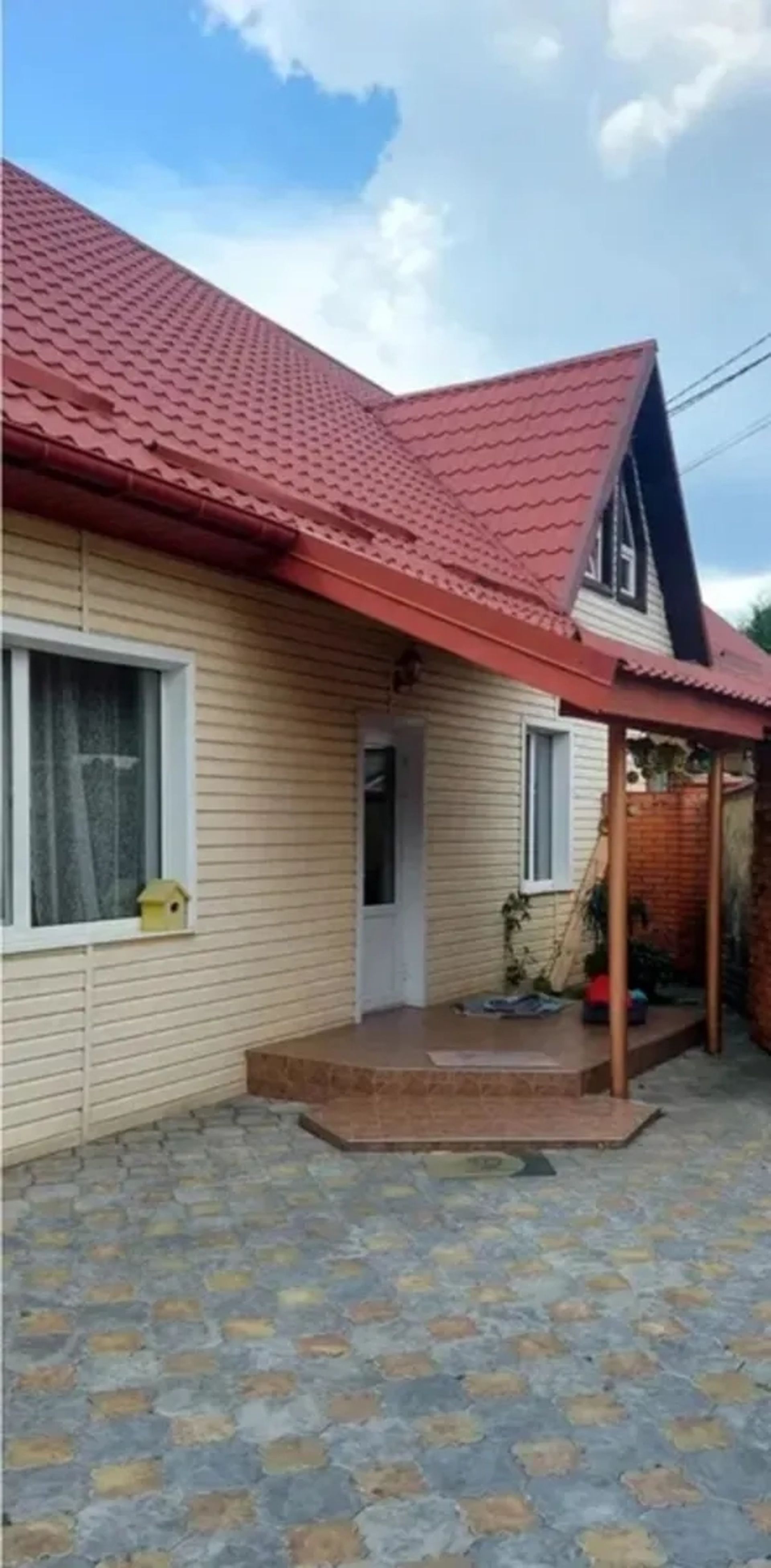 Затишний, двоповерховий будинок