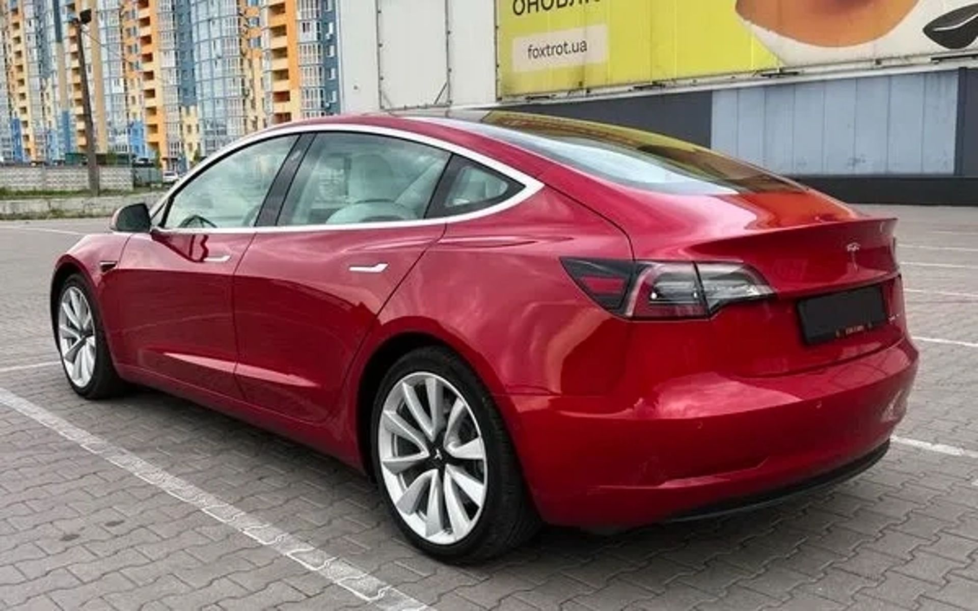 252 Tesla Model 3 75D червона з водієм без водія
