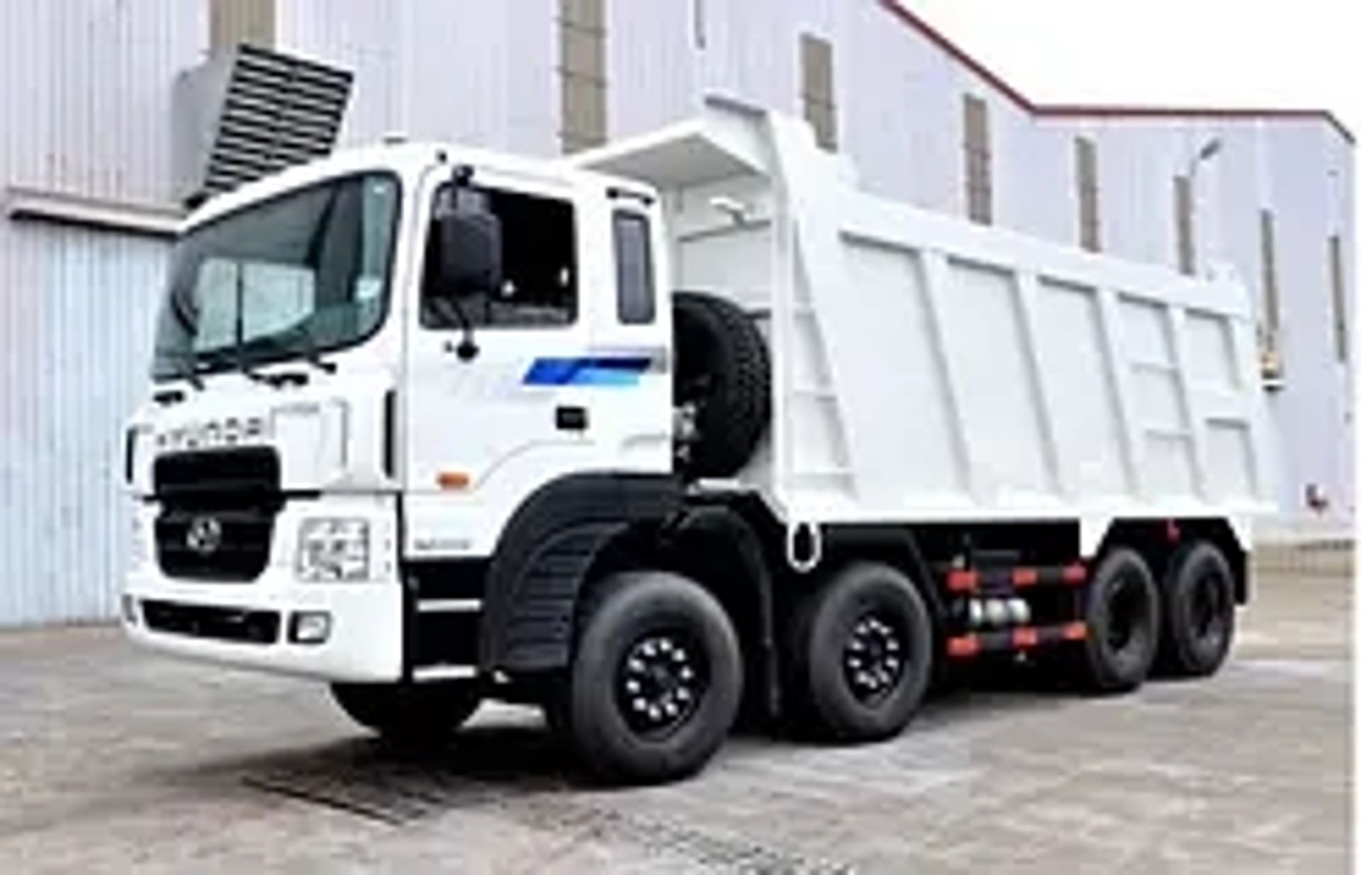 Вантажний автосамоскид Hyundai HD370