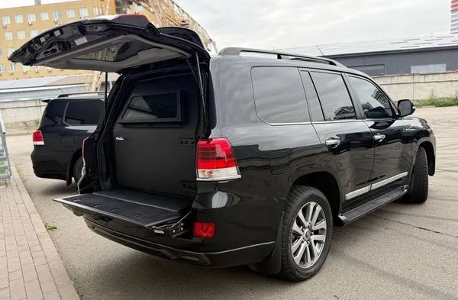 143 Броньована Toyota Land Cruiser 200 з водієм
