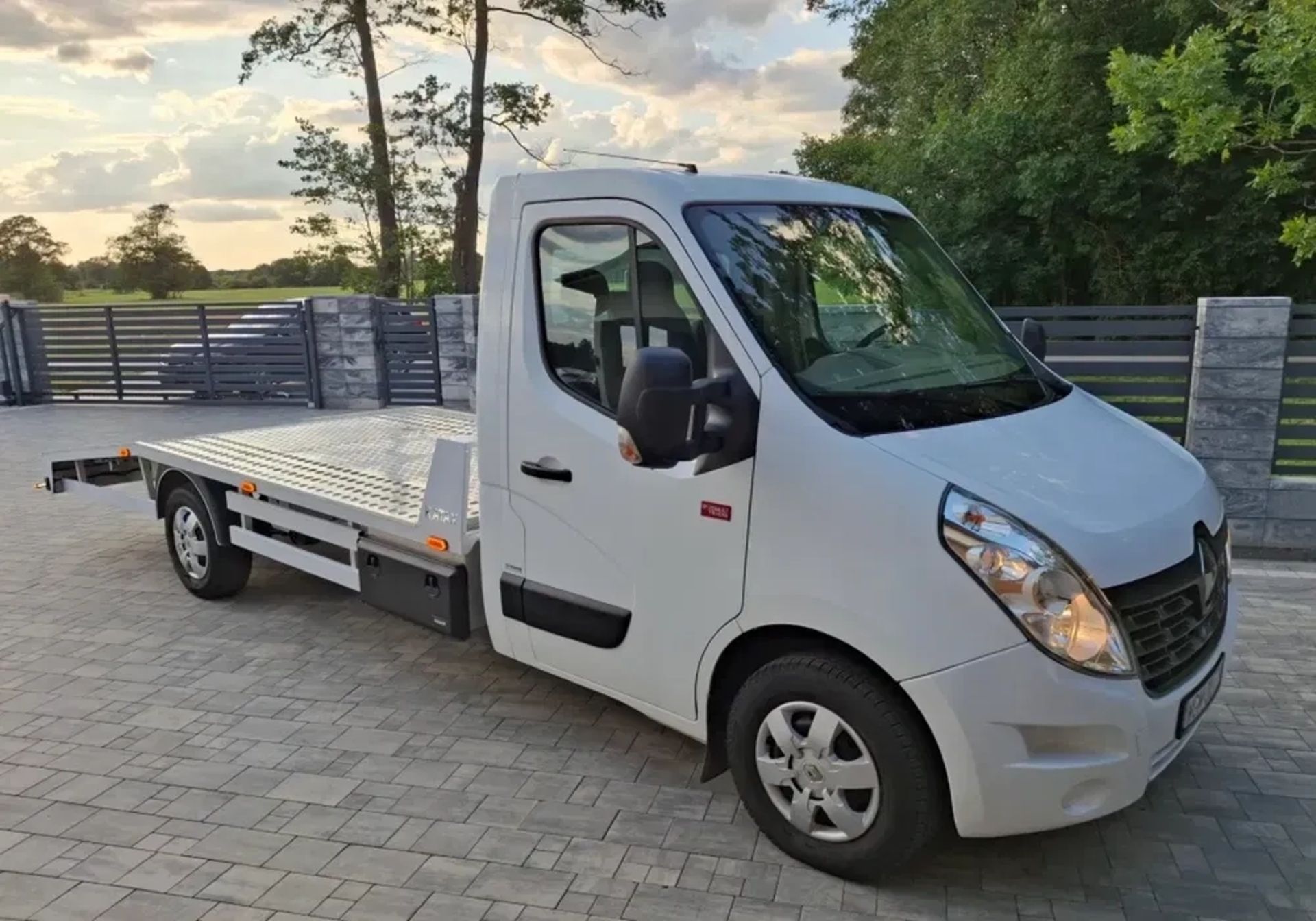 Евакуатор на базі шасі Renault Master з повною масою 3 500 кг