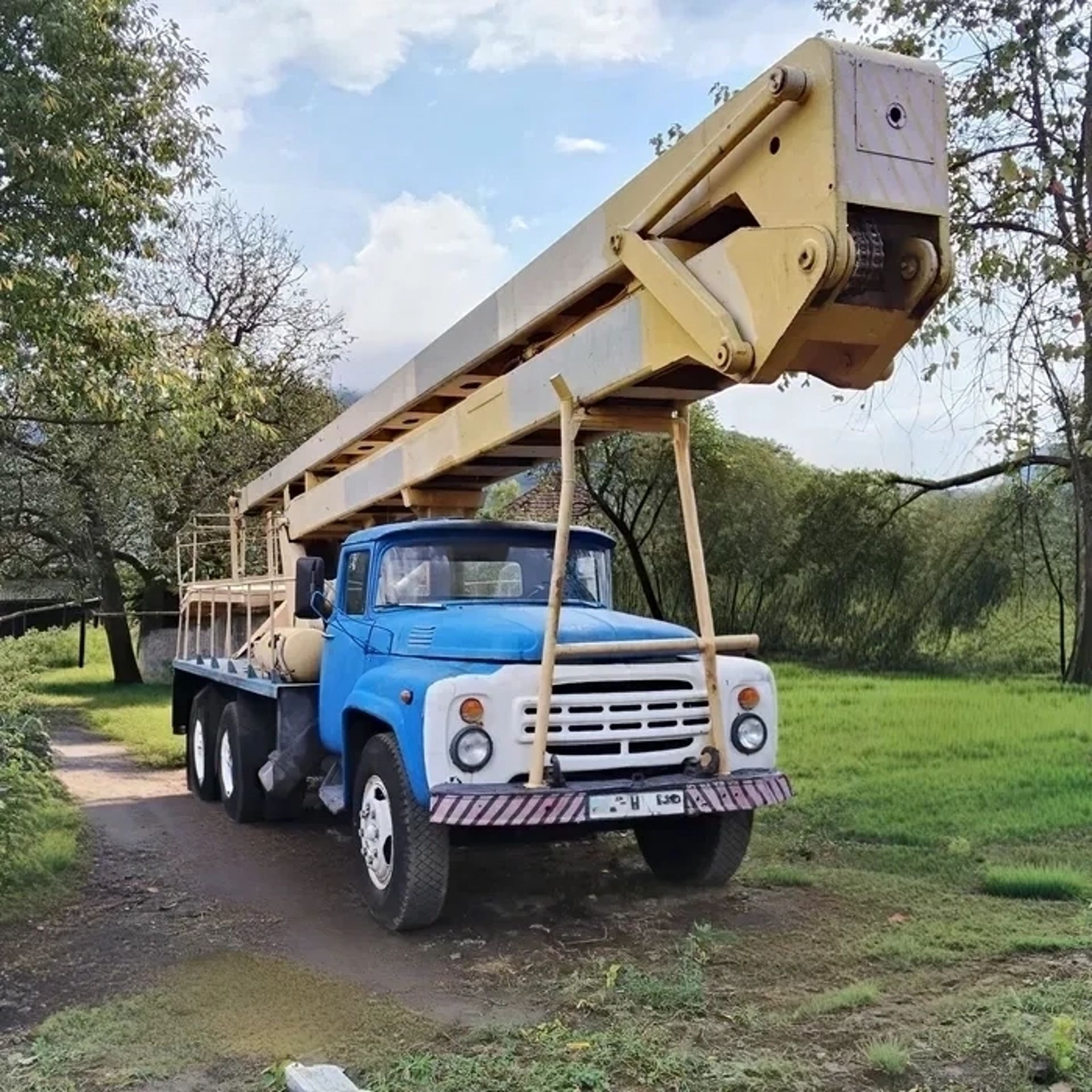 Автовишка 22м — надійна техніка для монтажу та ремонту