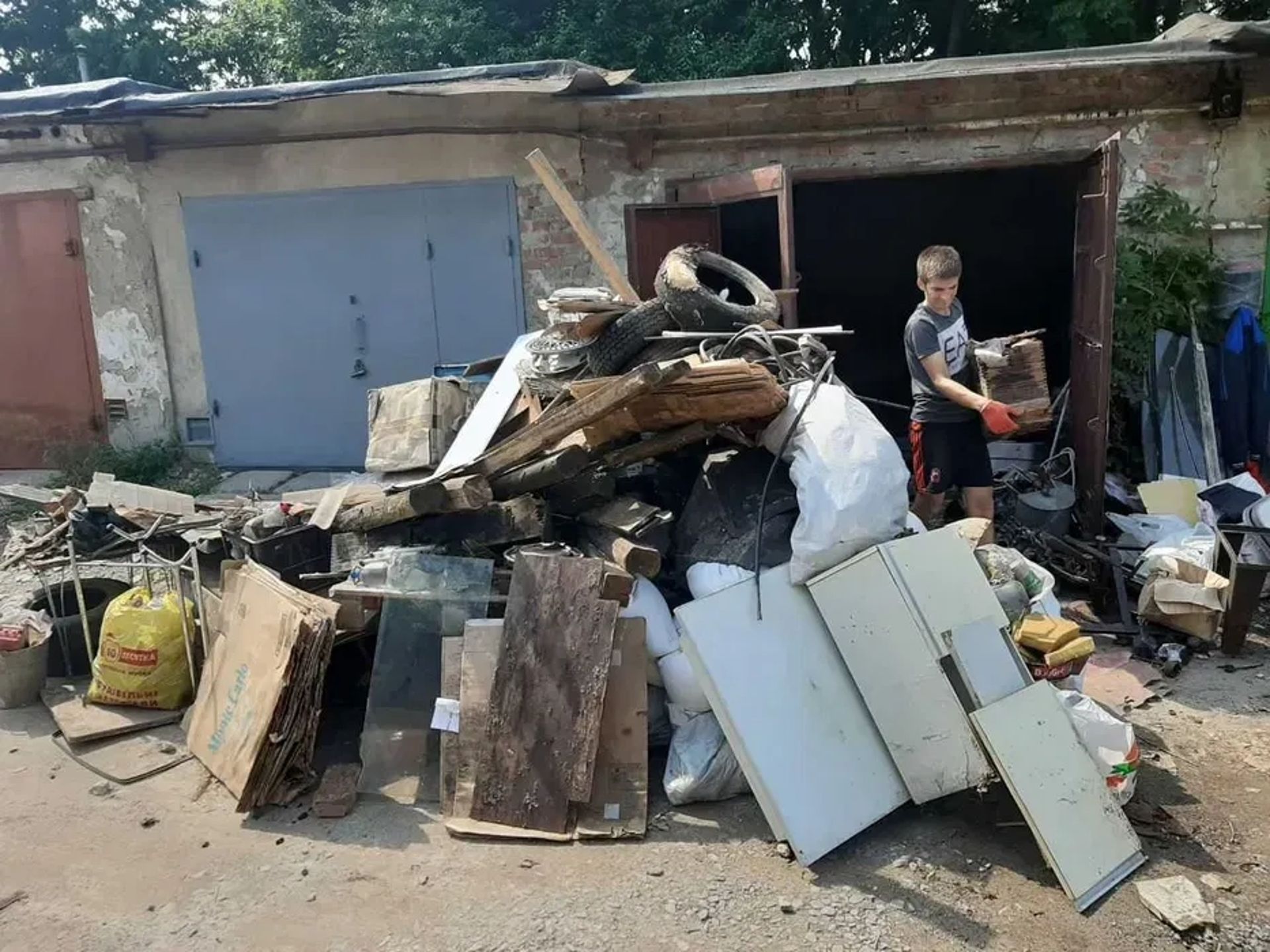 Вивіз сміття з погрузкою. Очистка квартир, підвальних приміщень, горищ