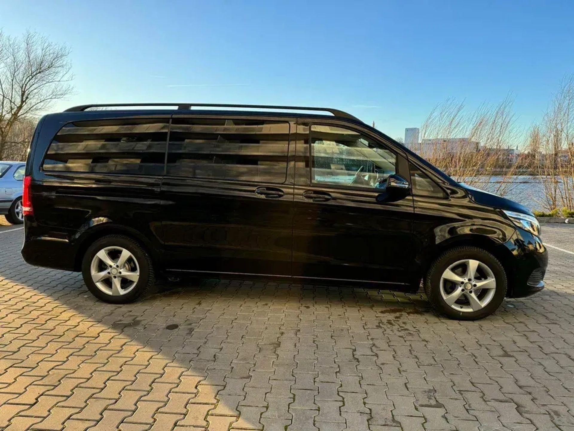 Пепевезення пасажирів VIP- класу автомобілем MERCEDES V class