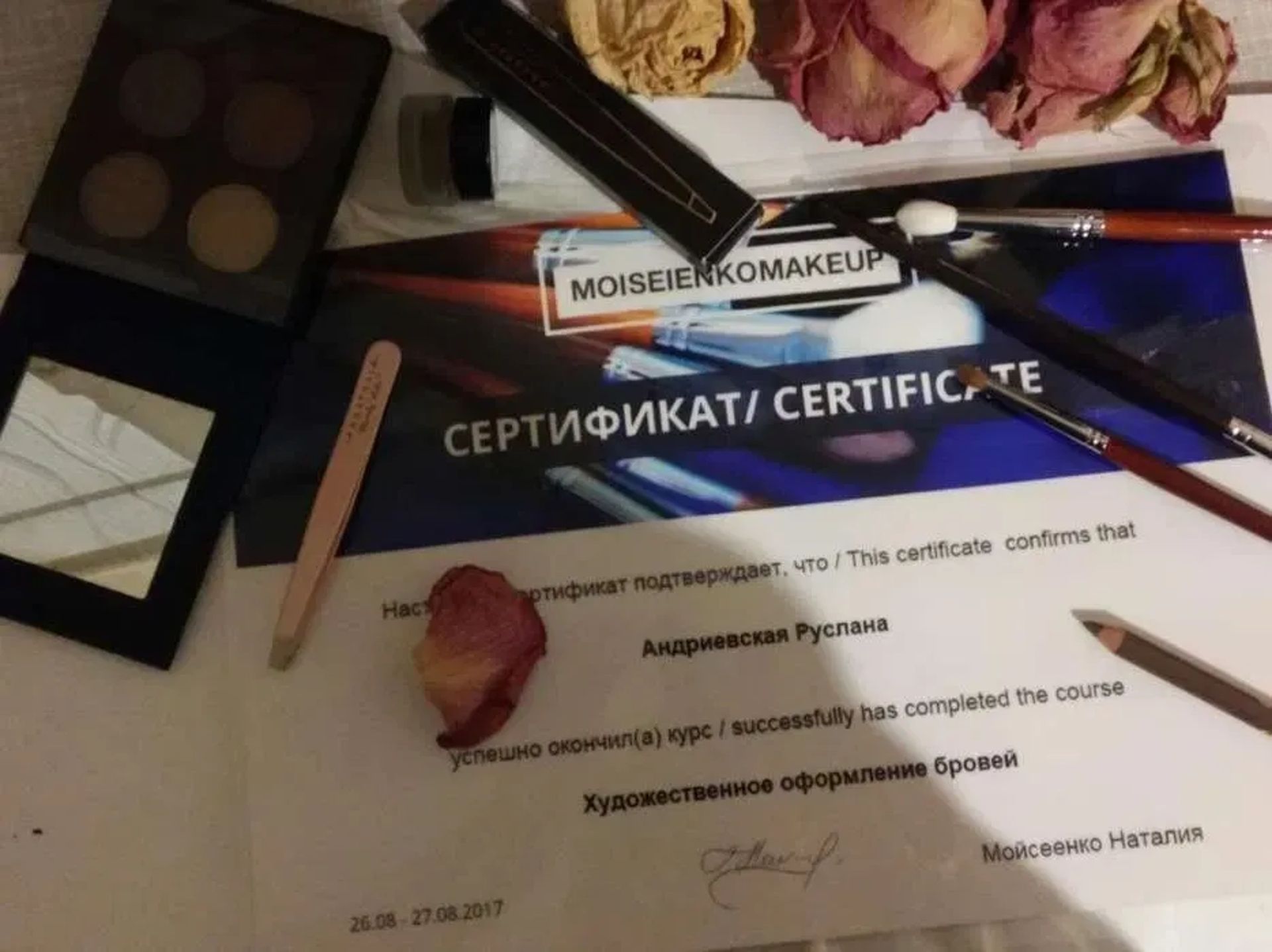 Корекцію фарбування брів