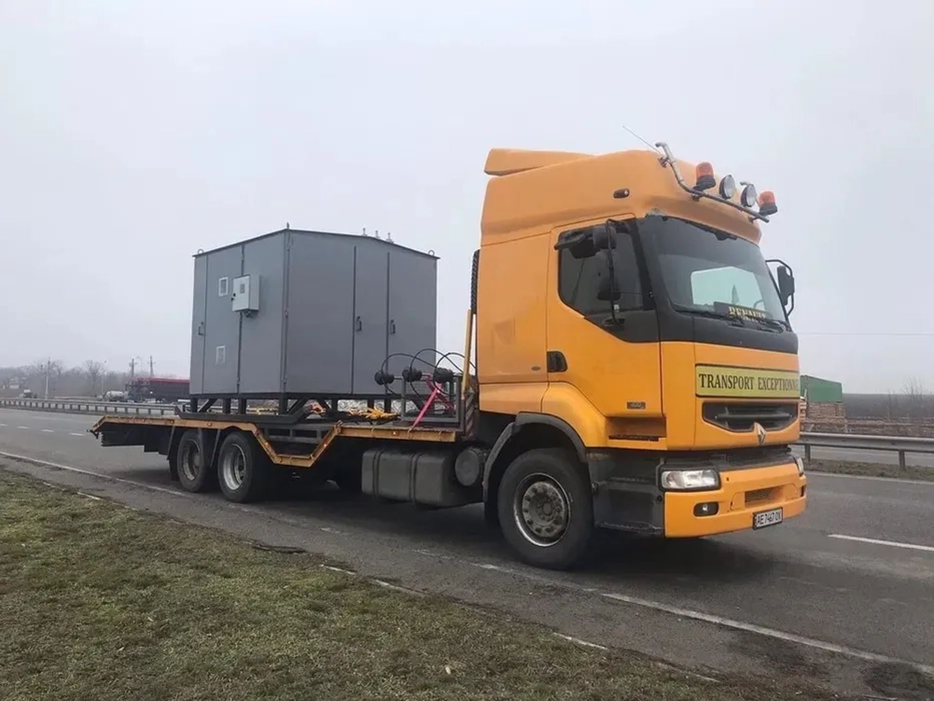 Трал для перевезення сільськогосподарської та будівельної техніки