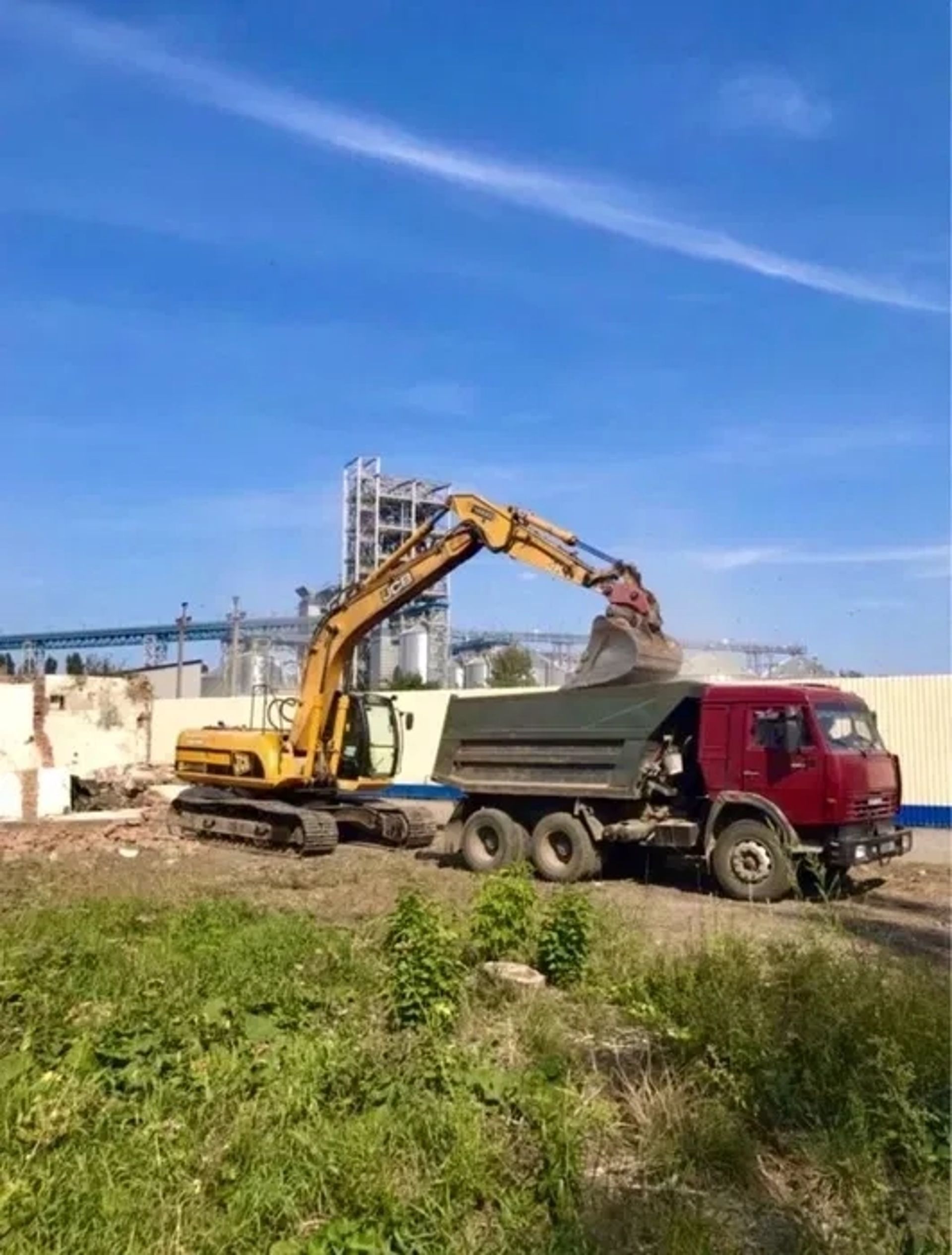 Гусеничний екскаватор JCB JS 220LC для земляних робі