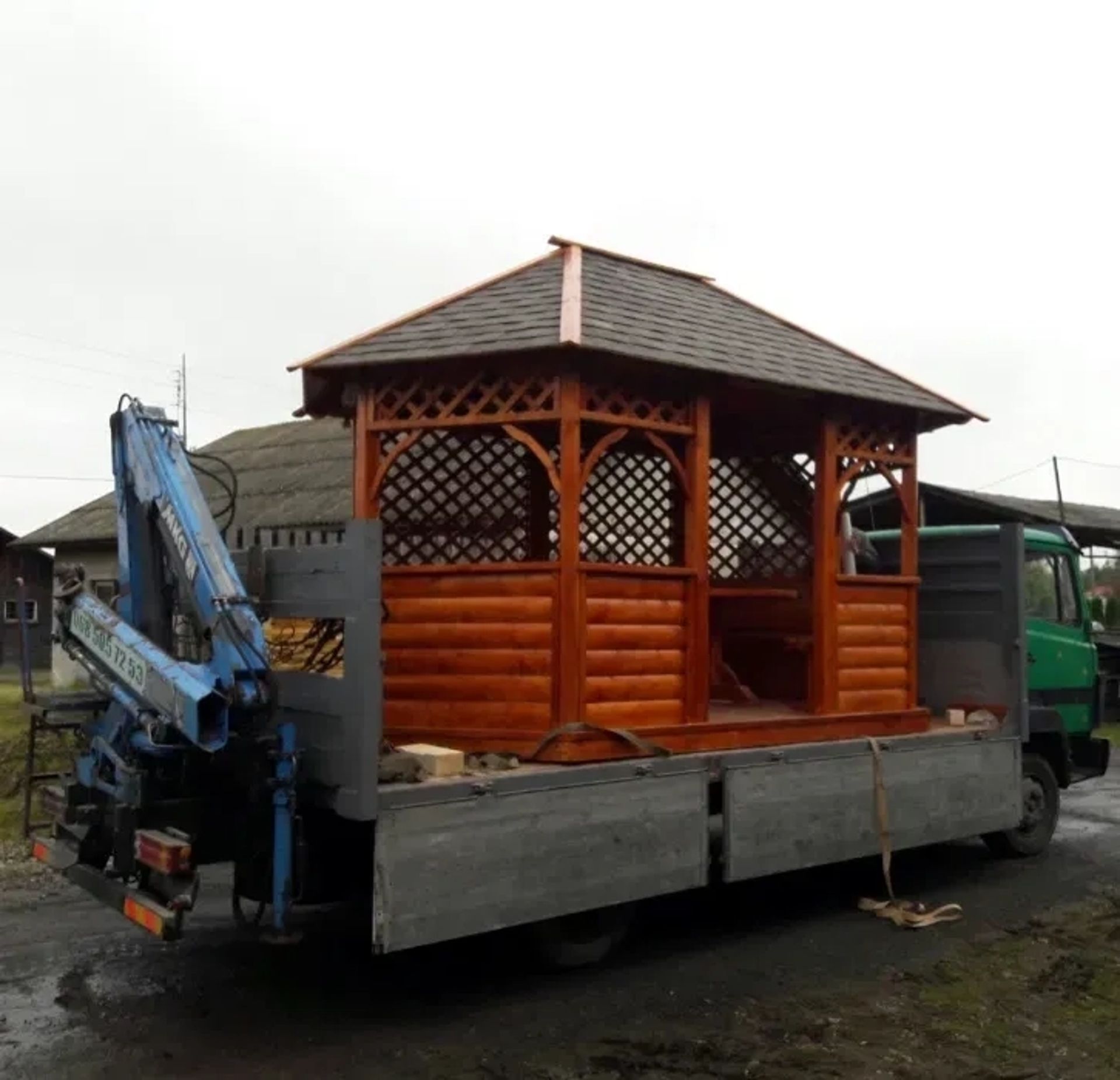 Кран-маніпулятор на вантажному шасі Iveco для розвантажувальних робіт