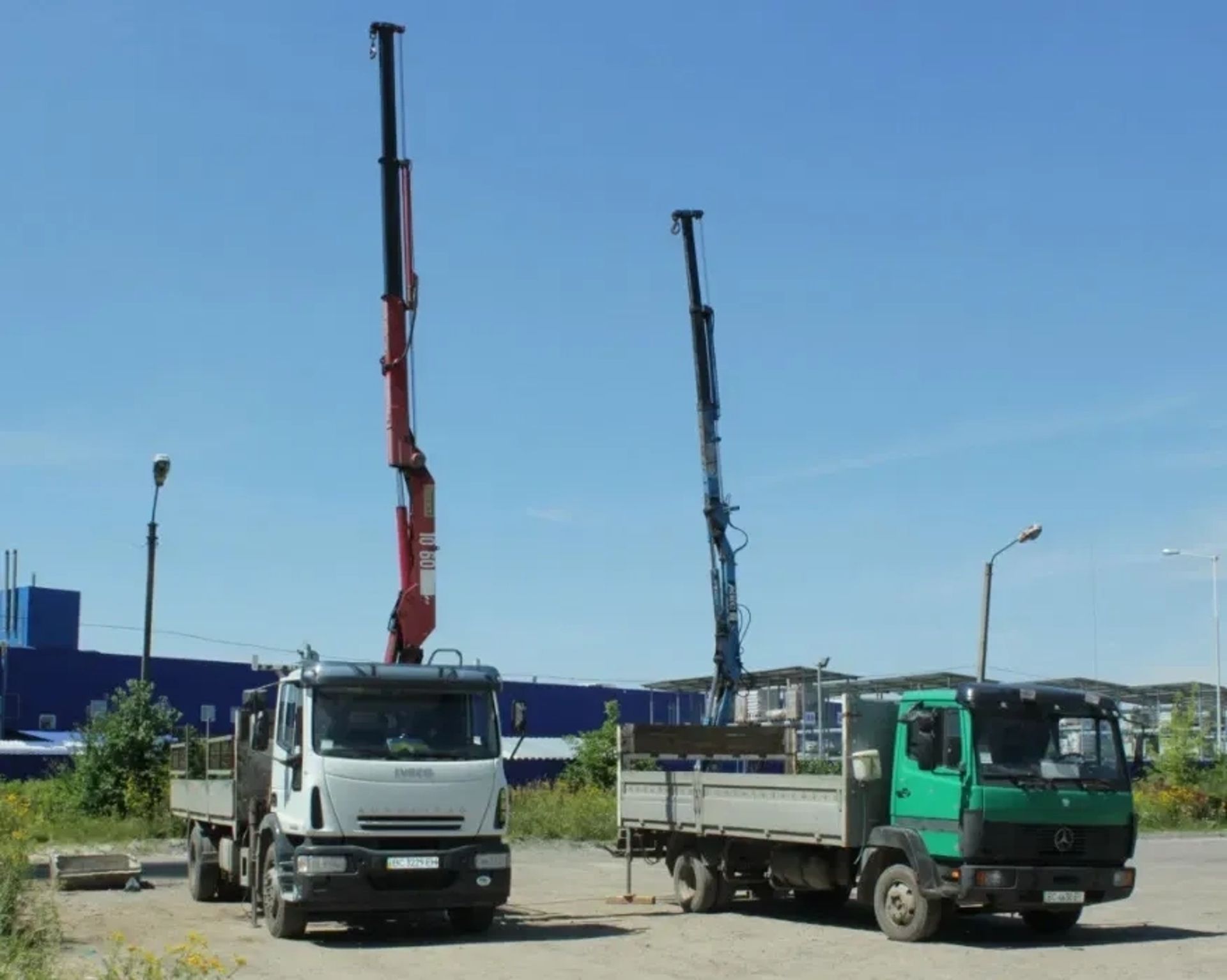 Кран-маніпулятор на вантажному шасі Iveco для розвантажувальних робіт