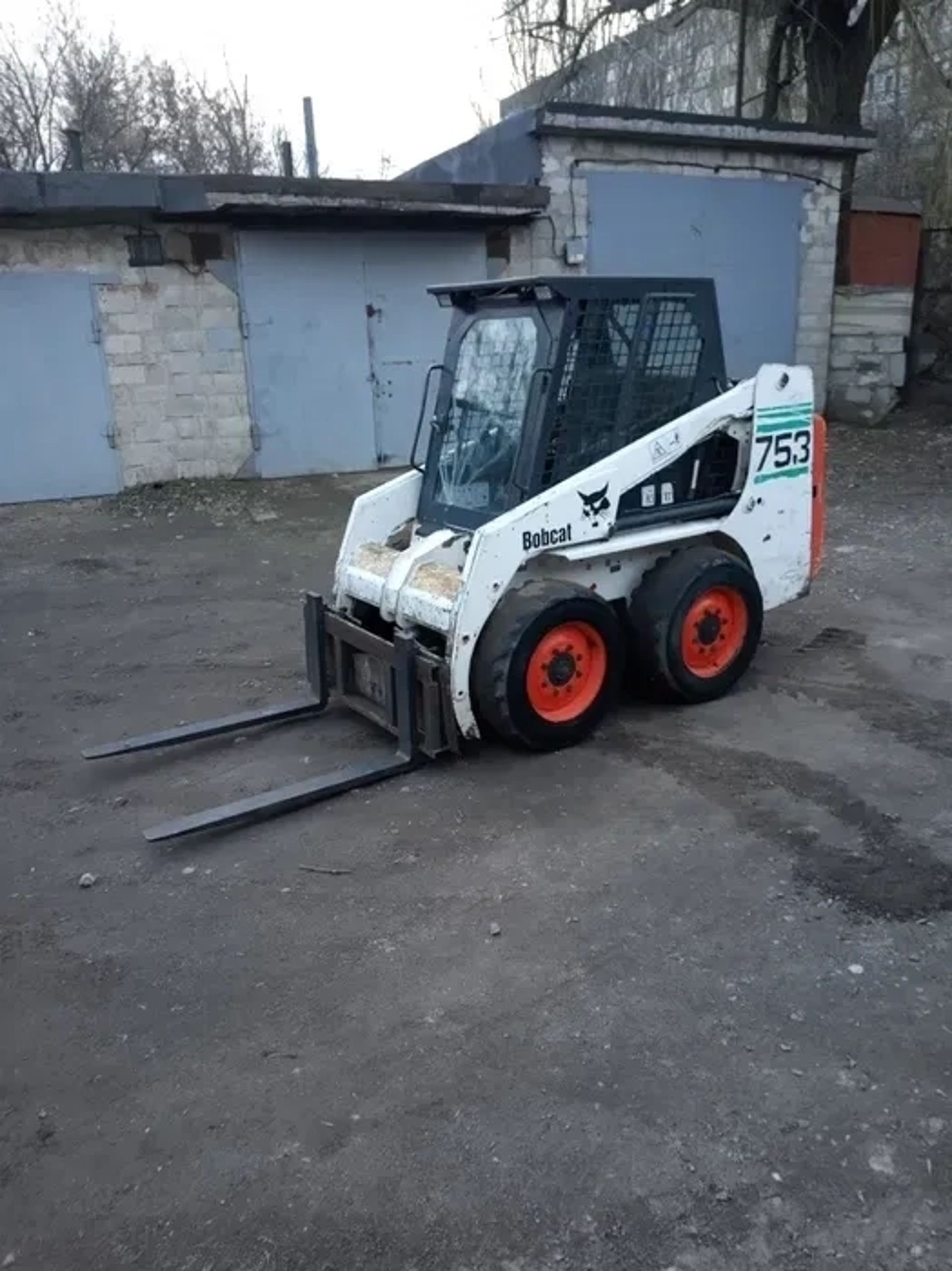 Bobcat 753 компактний мінінавантажувач для будівельних робіт