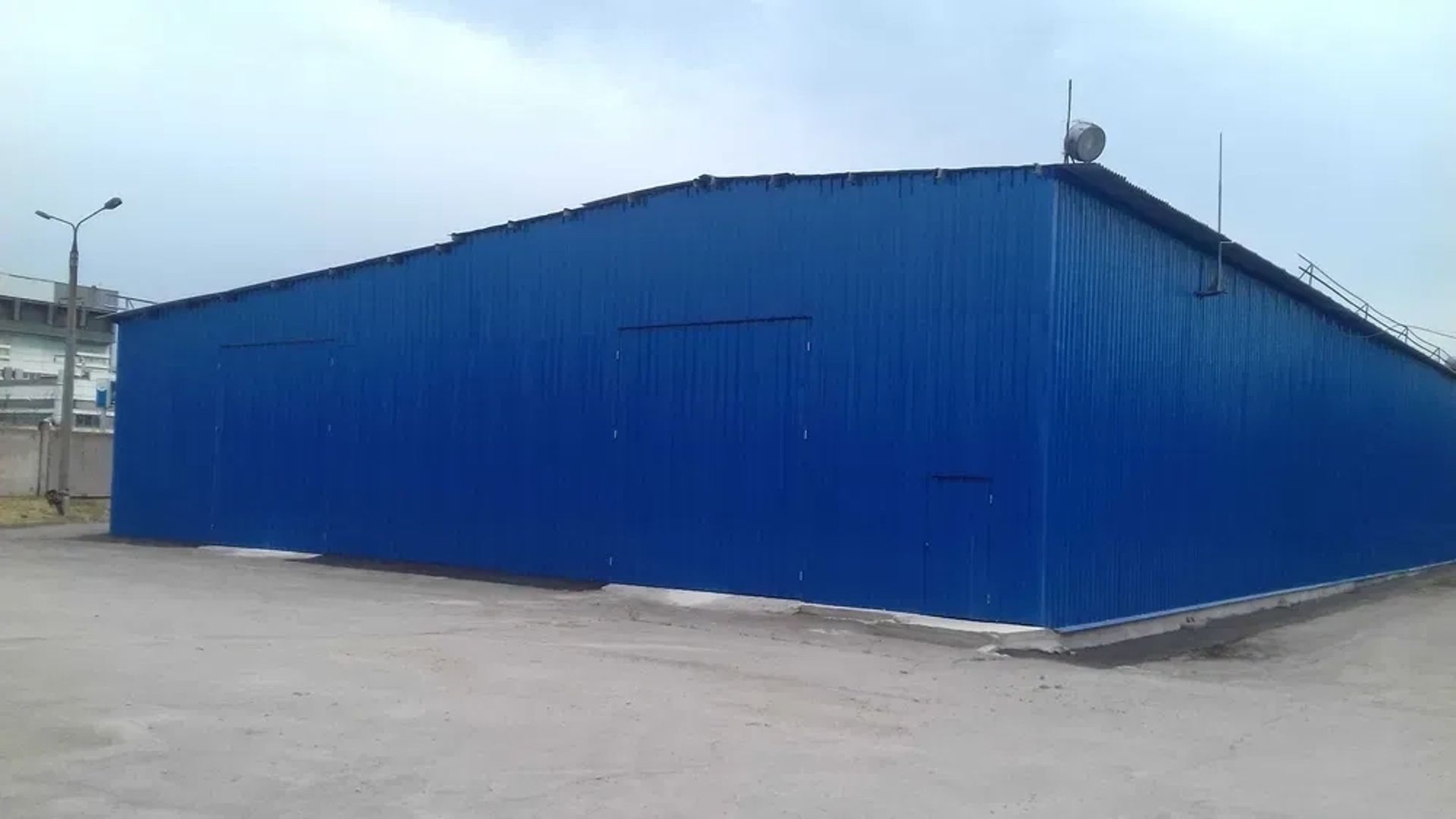 Склад 1200 кв.м. Дуже вигідне розташування. Хороші умови.