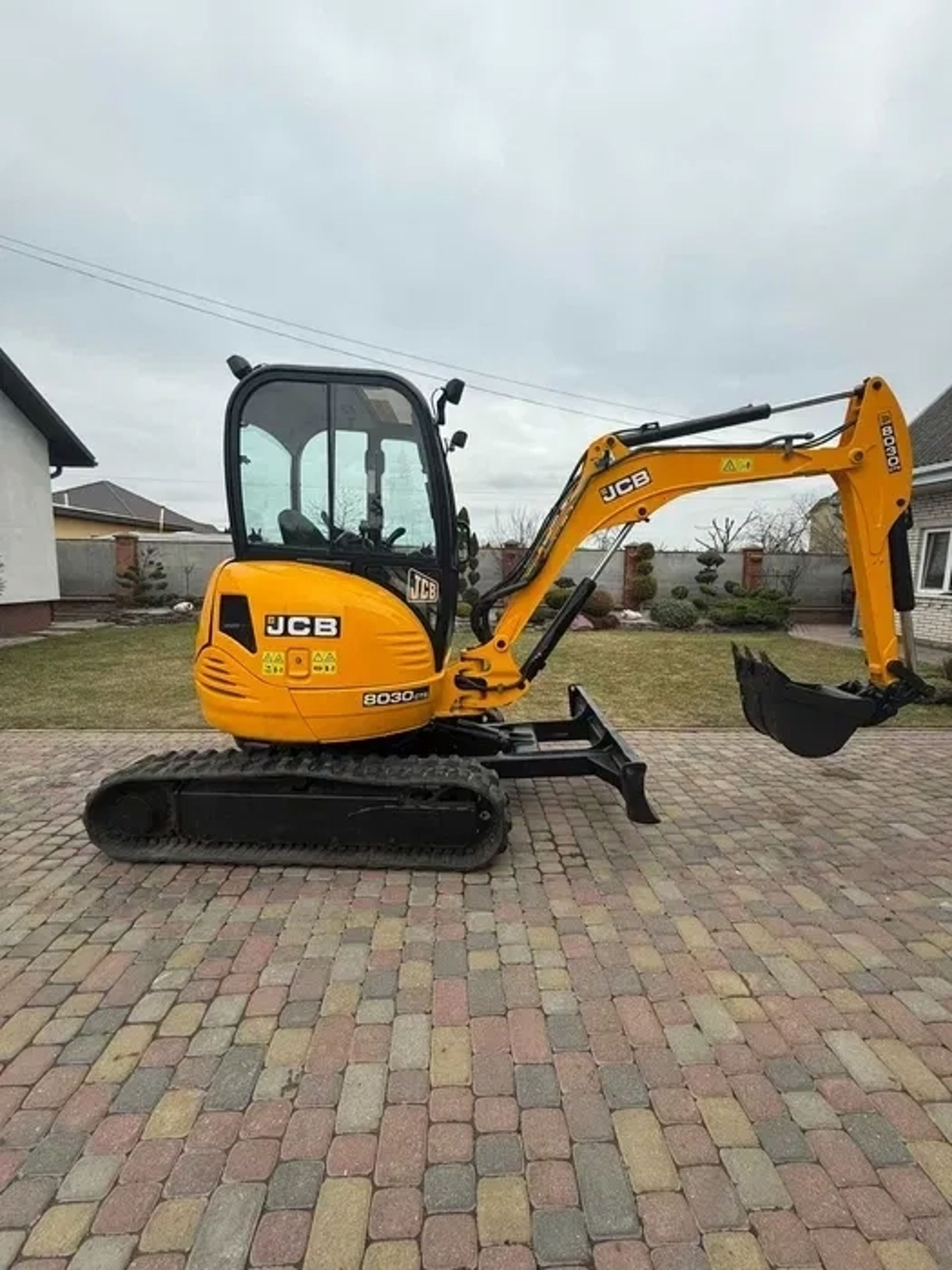 Міні-екскаватор JCB 8030 для копання траншей