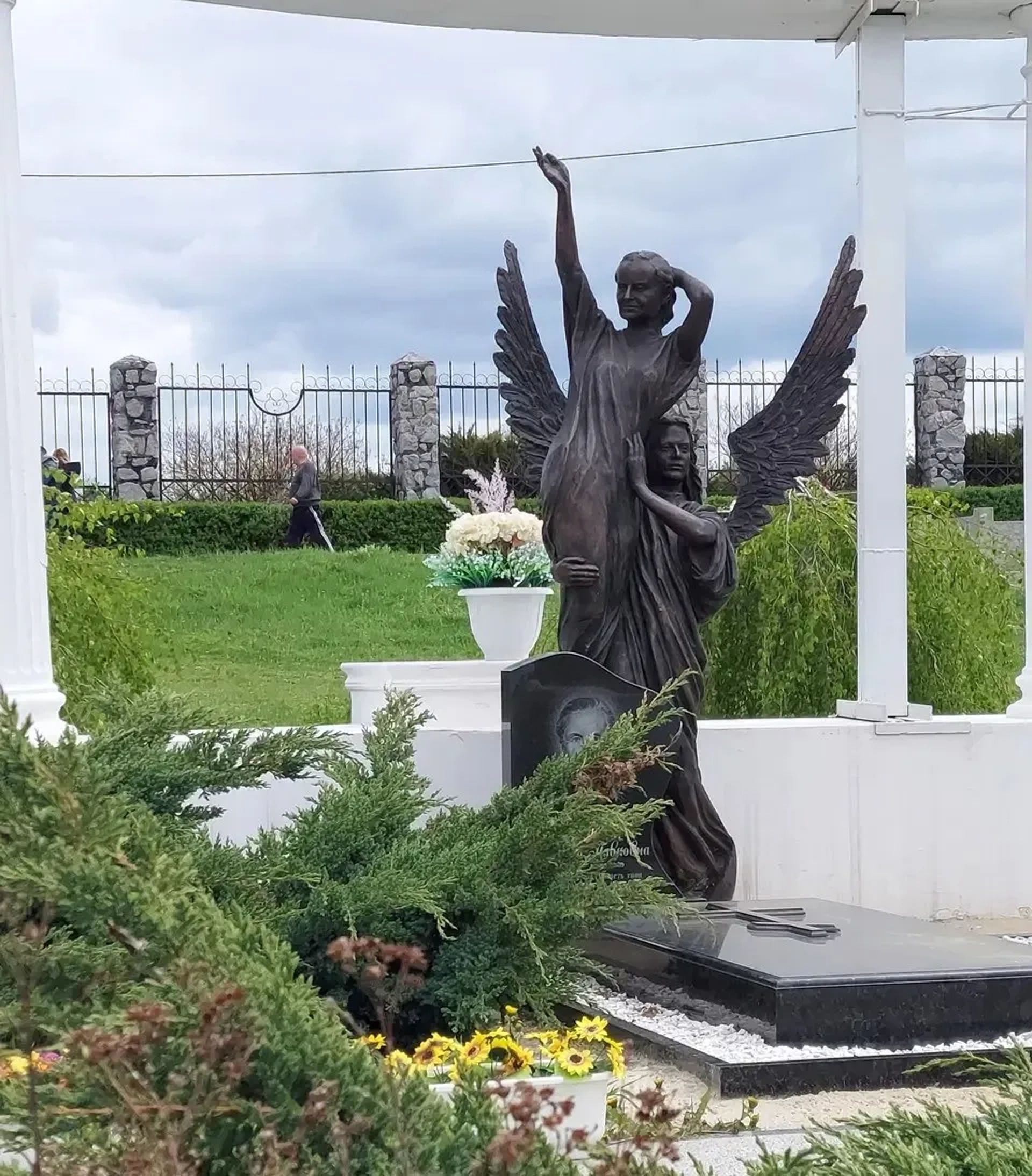 Надгробна скульптура, портети, бюсти, пам'ятники з бронзи,рамора, склопластику