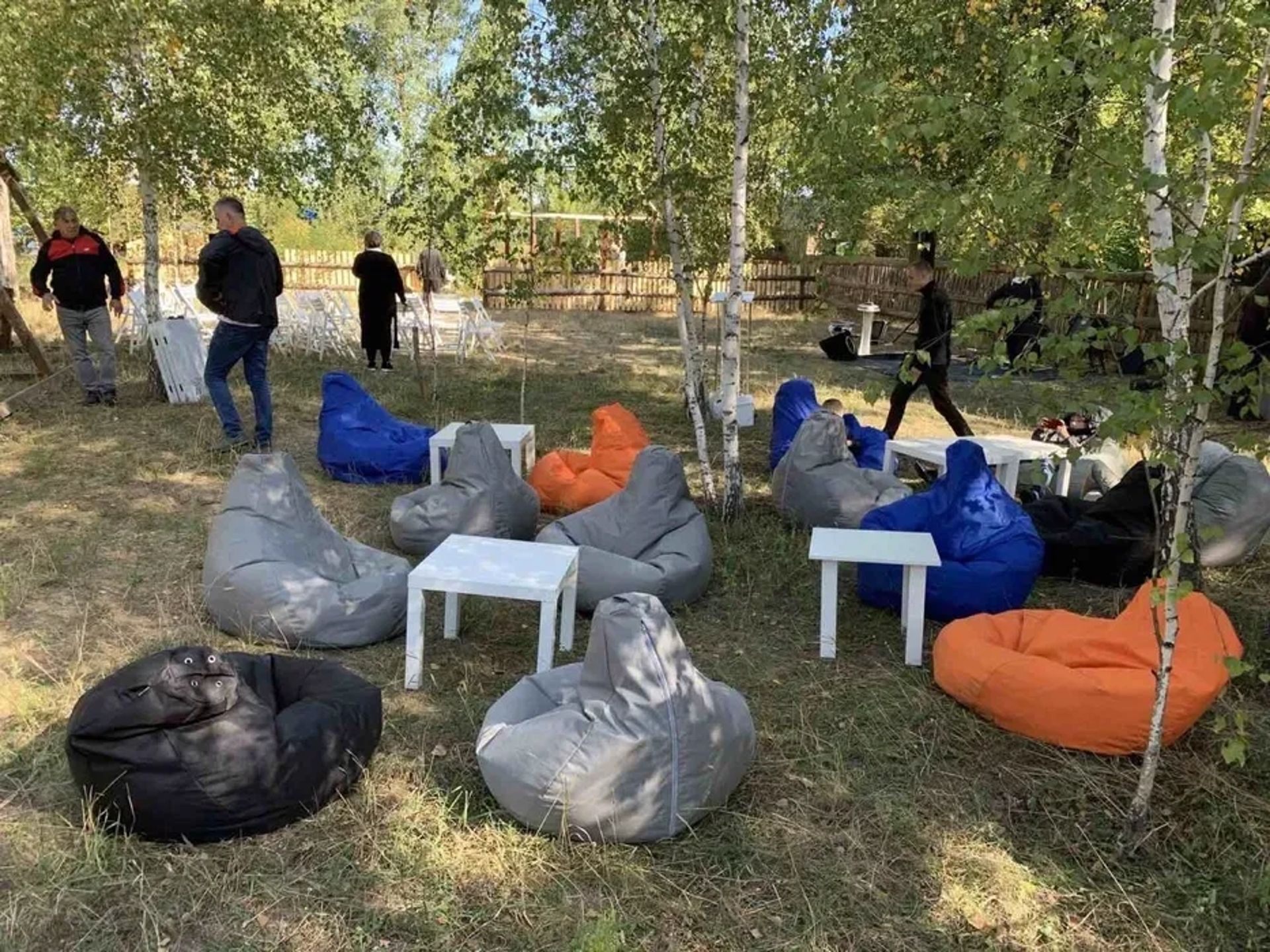 Крісло-мішки, груша пуфи-крісла та столики, пледи