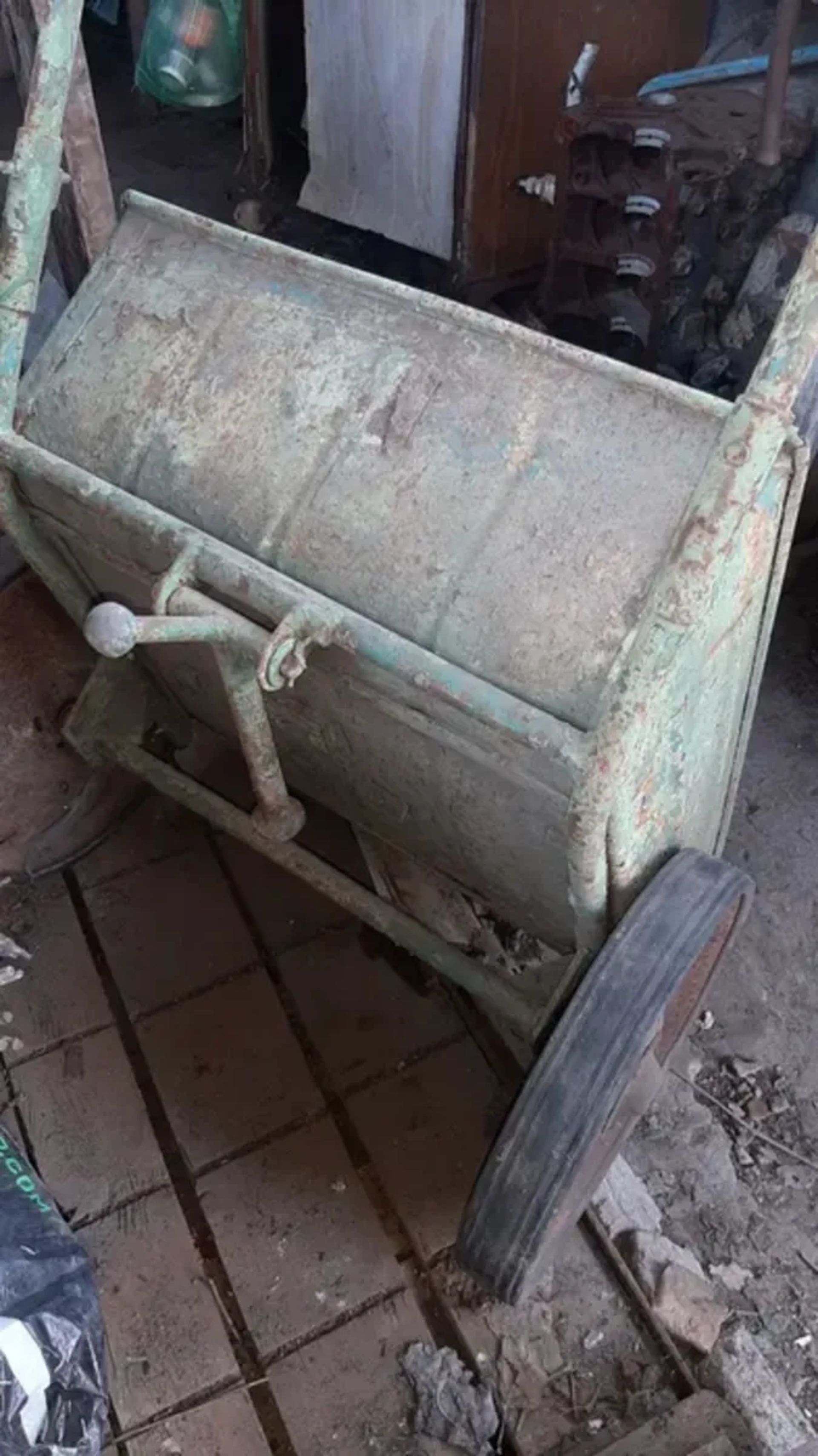 Садова тачка для перевезення важких предметів у саду або на дачі