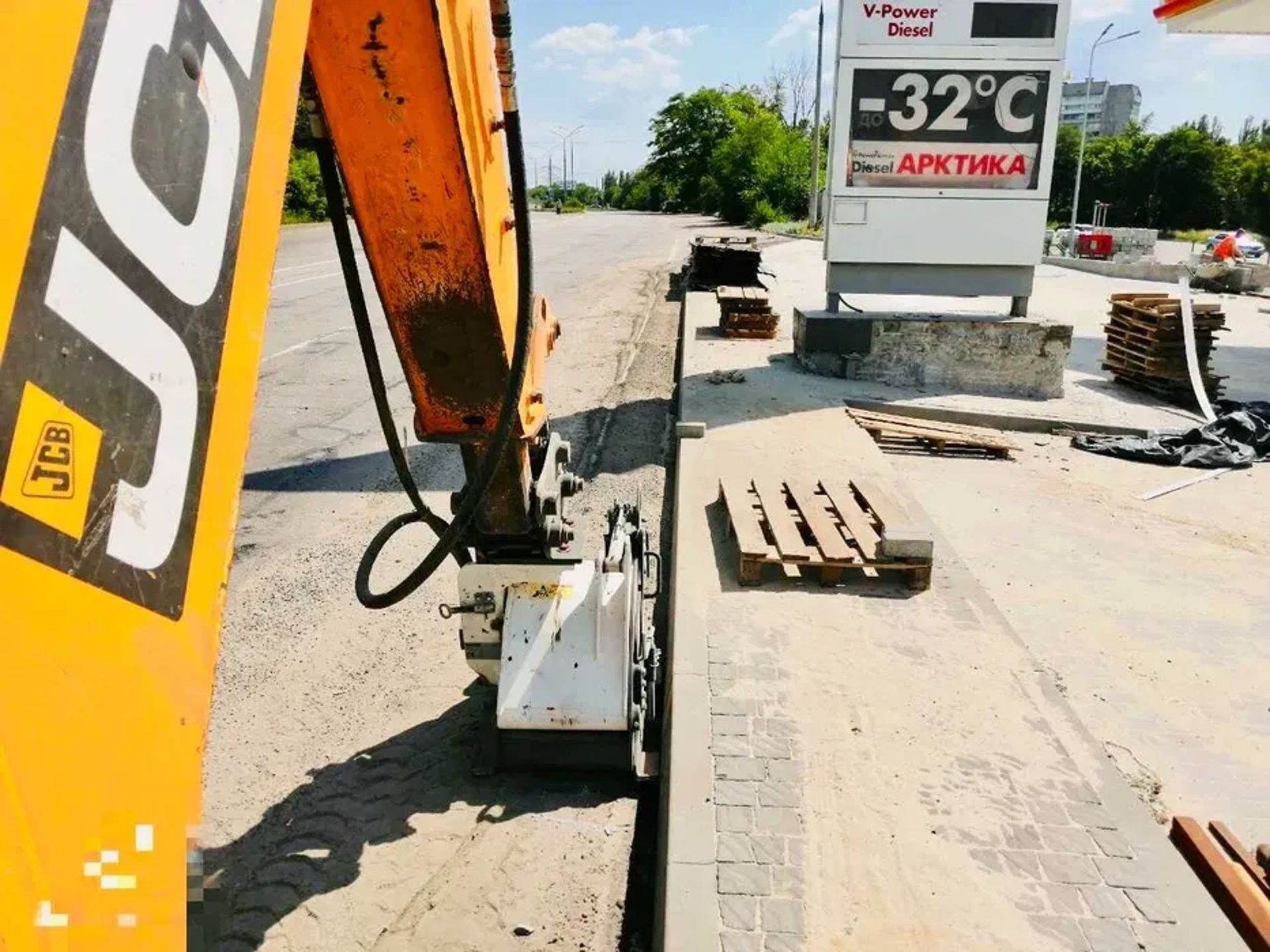 Будівництво майданчиків , основу доріг та інши земельні роботи 1 000 грн. Договірна