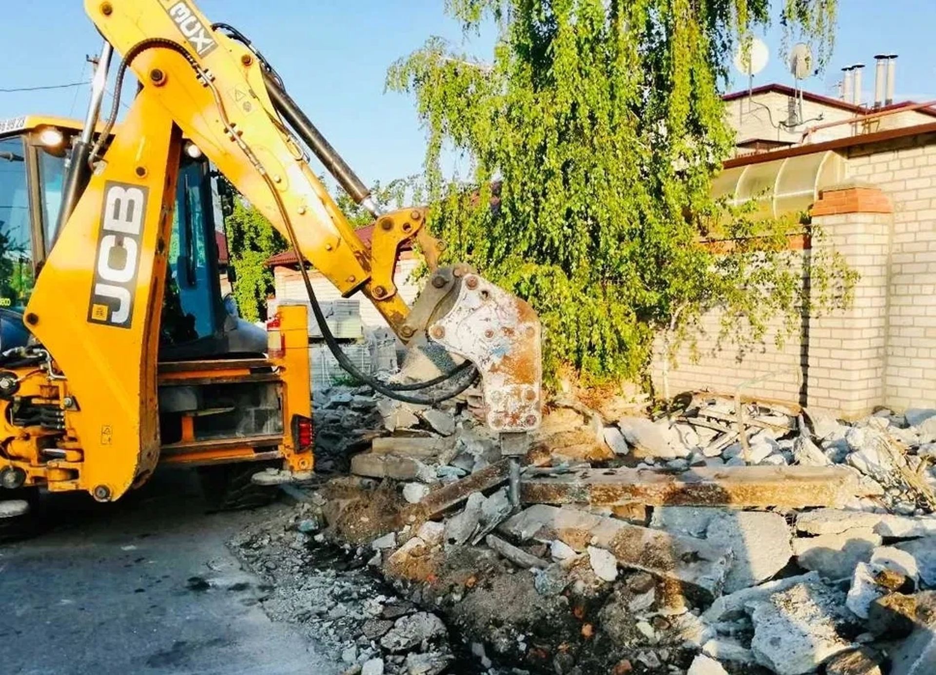 Екскаватор-навантажувач JCB 3CX з гідромолотом