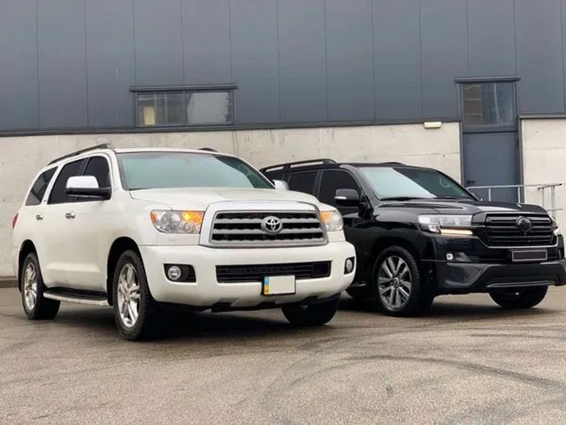 346 Броньований джип без водія Toyota Sequoia біла