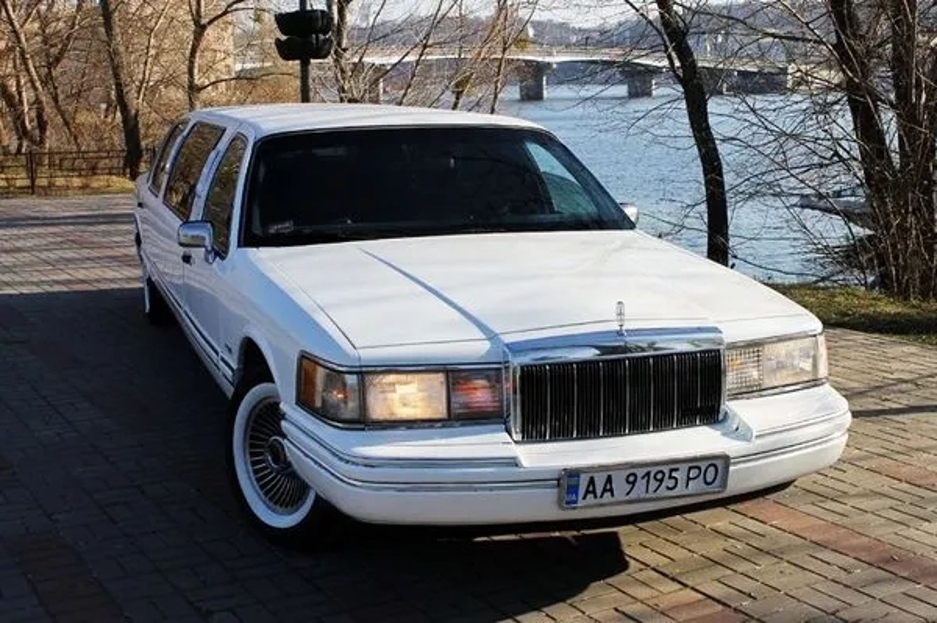 052 Лімузин на весілля Lincoln Town Car 
