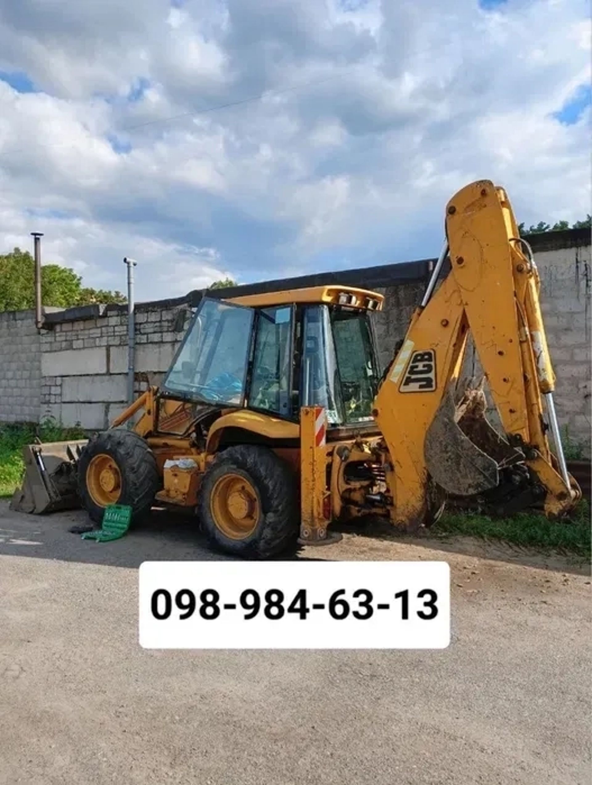 Екскаватор-навантажувач JCB 3CX для планування територій