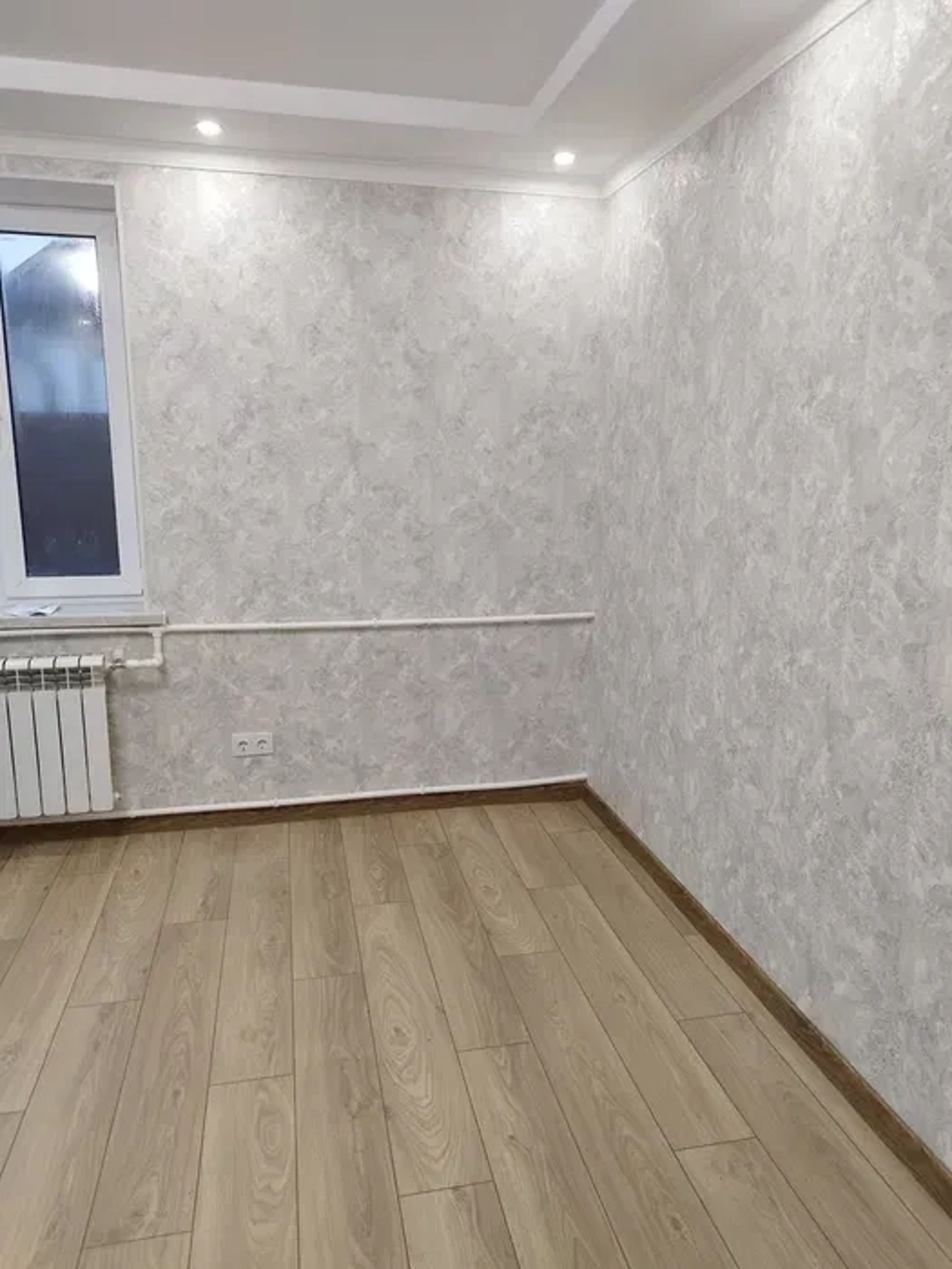 Ремонт квартир будинків Поклейка обоїв Укладка ламінату Установка плінтуса Фарбування стін Та інші види робіт