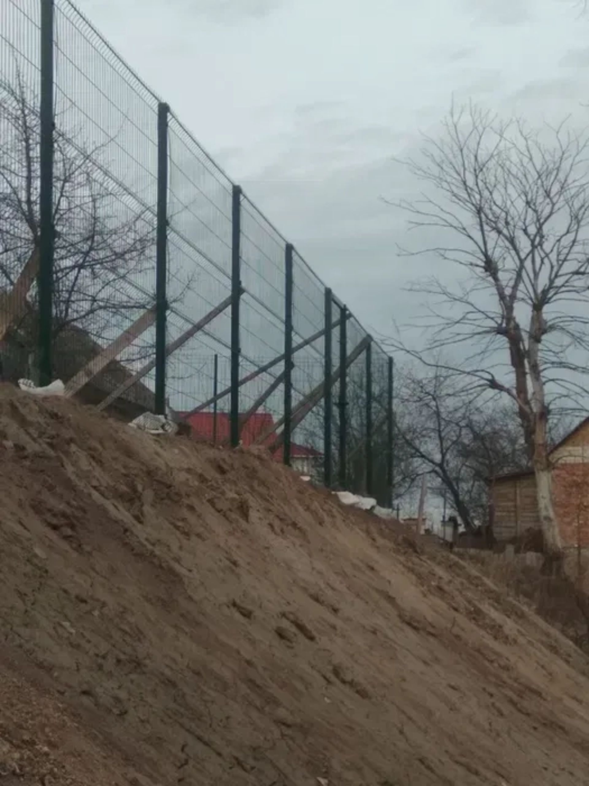Встановлюємо паркани з профнастилу, сітки рабиці, дерев'яні, з 3Д сітки.