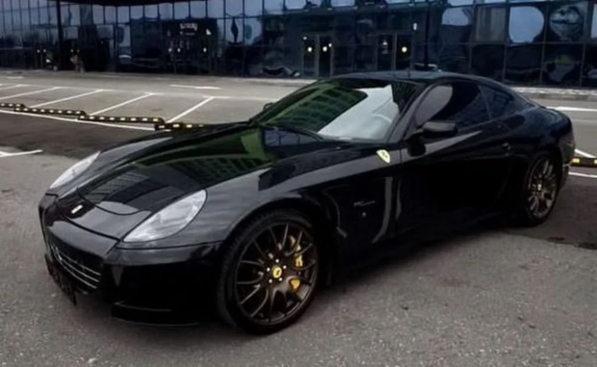 281 Ferrari 612 чорна для фотосесії зйомки замовити