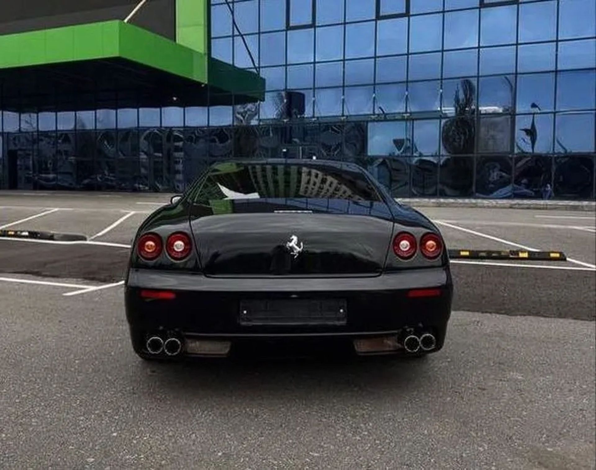 281 Ferrari 612 чорна для фотосесії зйомки замовити