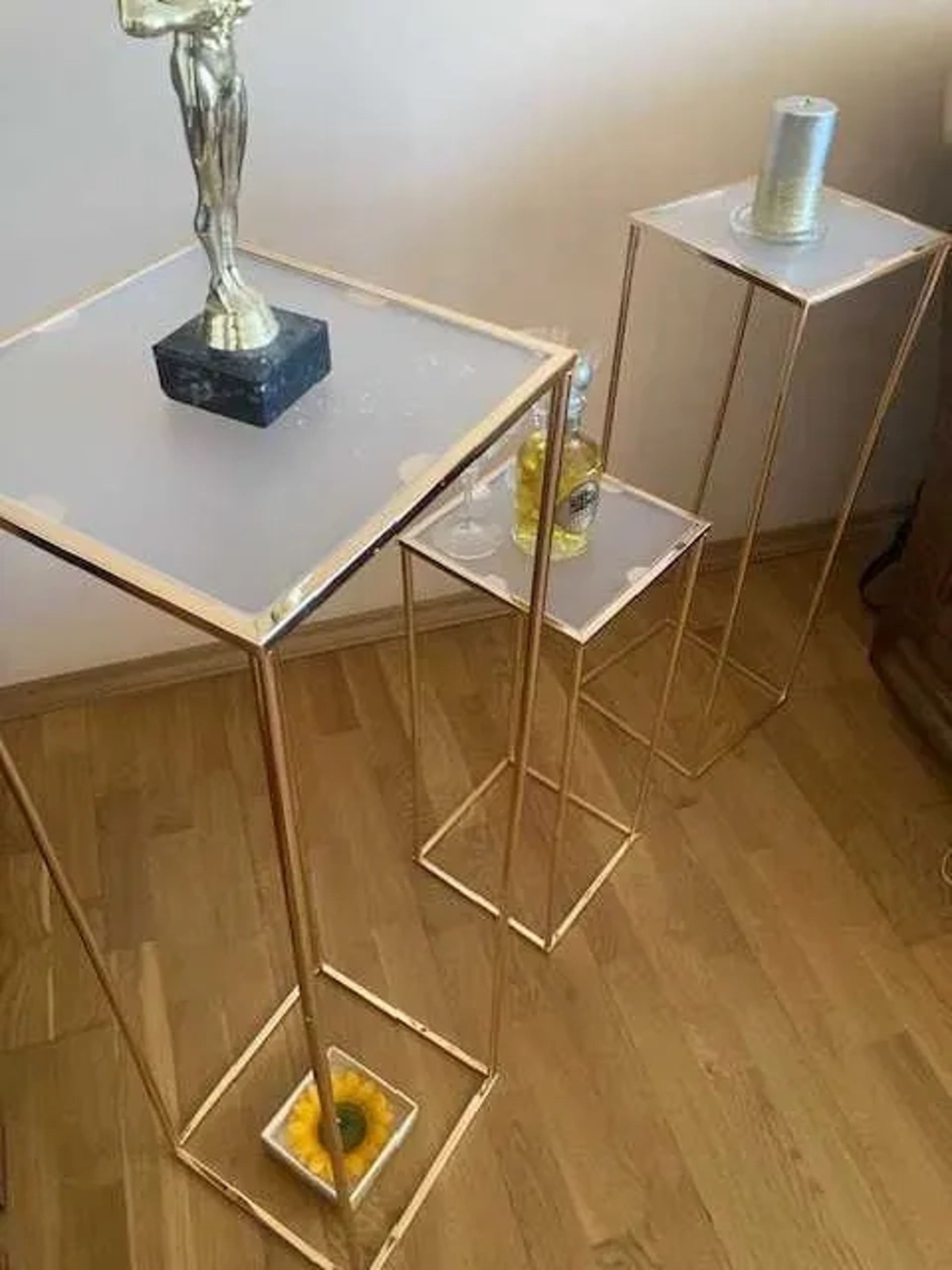 Столи та столикі
