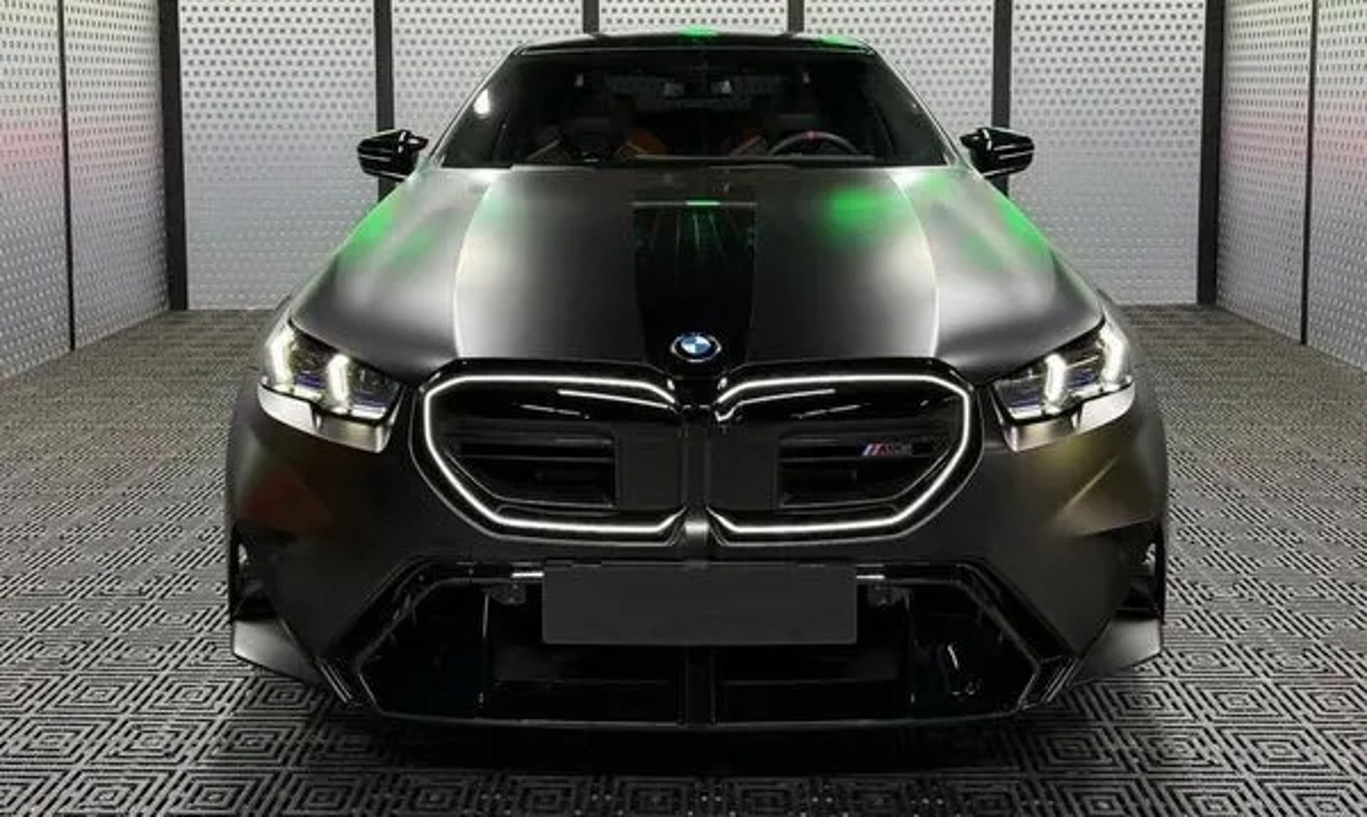 410 BMW M5 G90 без водія
