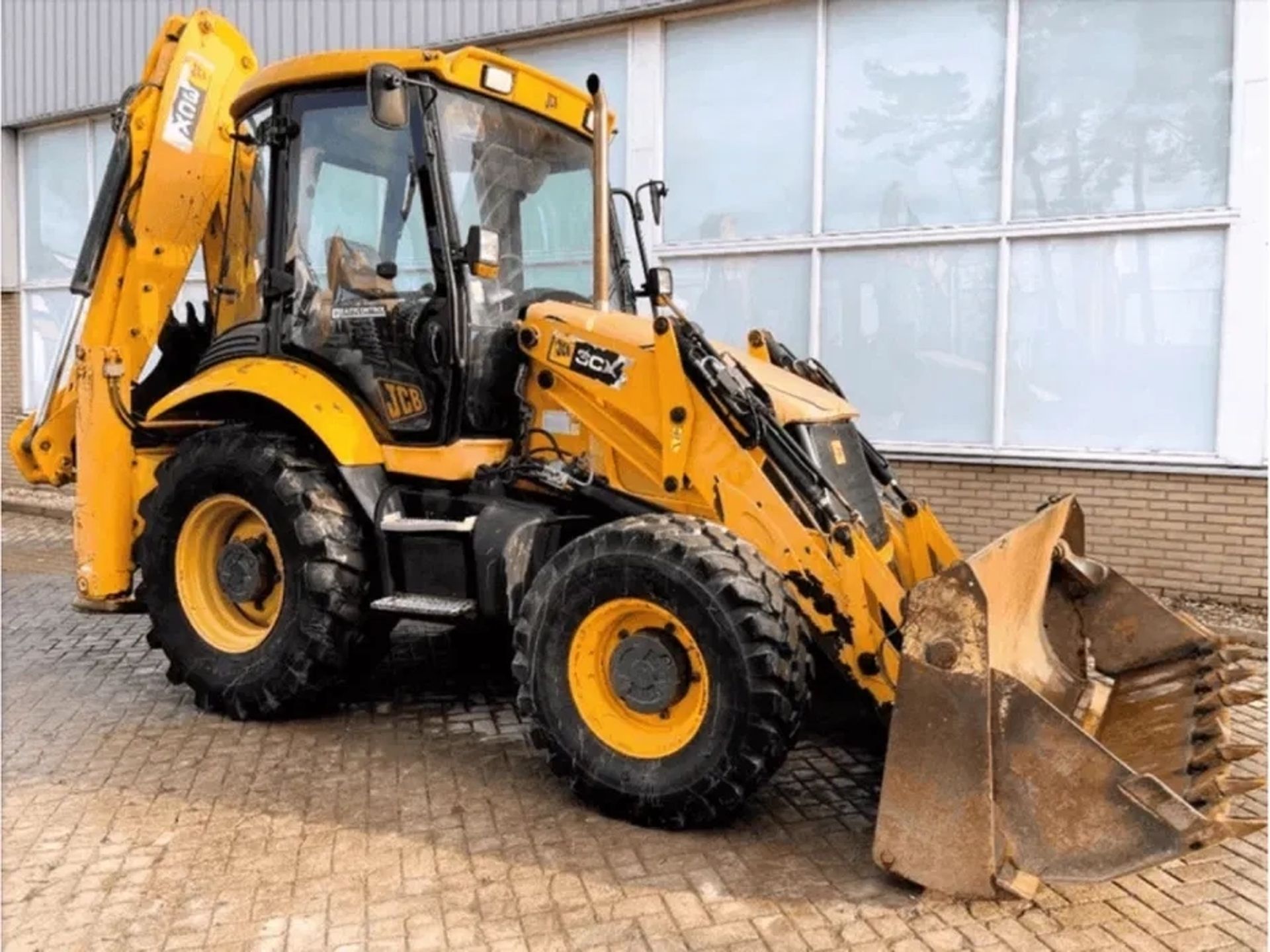 Екскаватор-навантажувач JCB 3CX Super для риття ям траншей