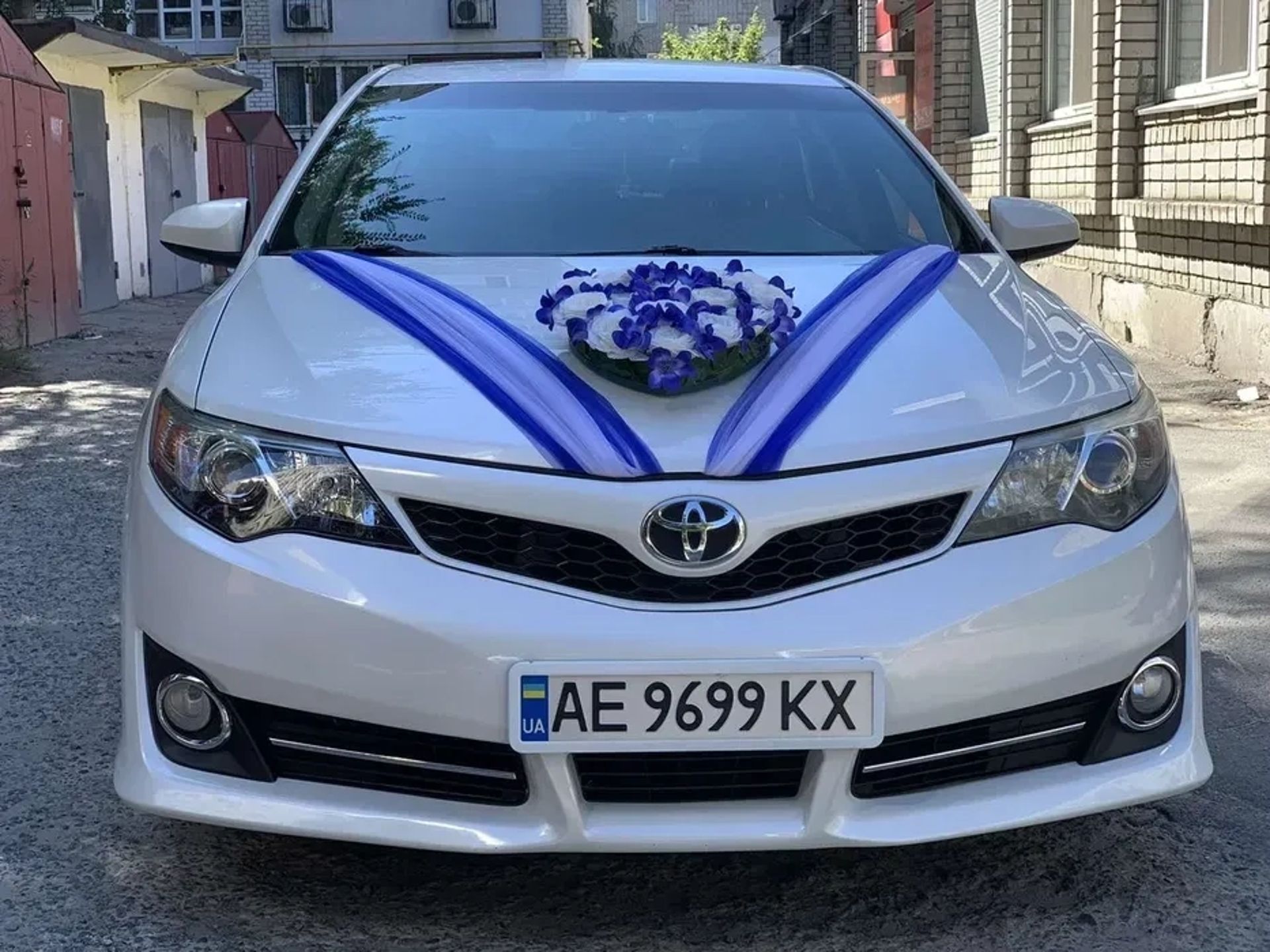 Авто на свадьбу с водителем Белая Toyota Camry 50 Трансфер