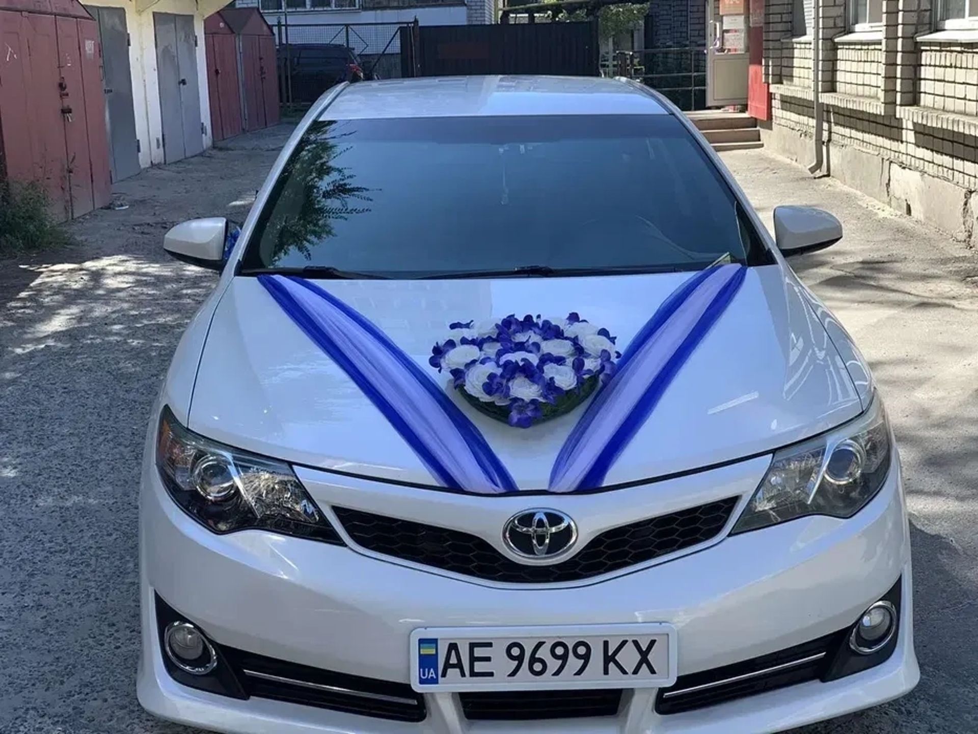Авто на свадьбу с водителем Белая Toyota Camry 50 Трансфер