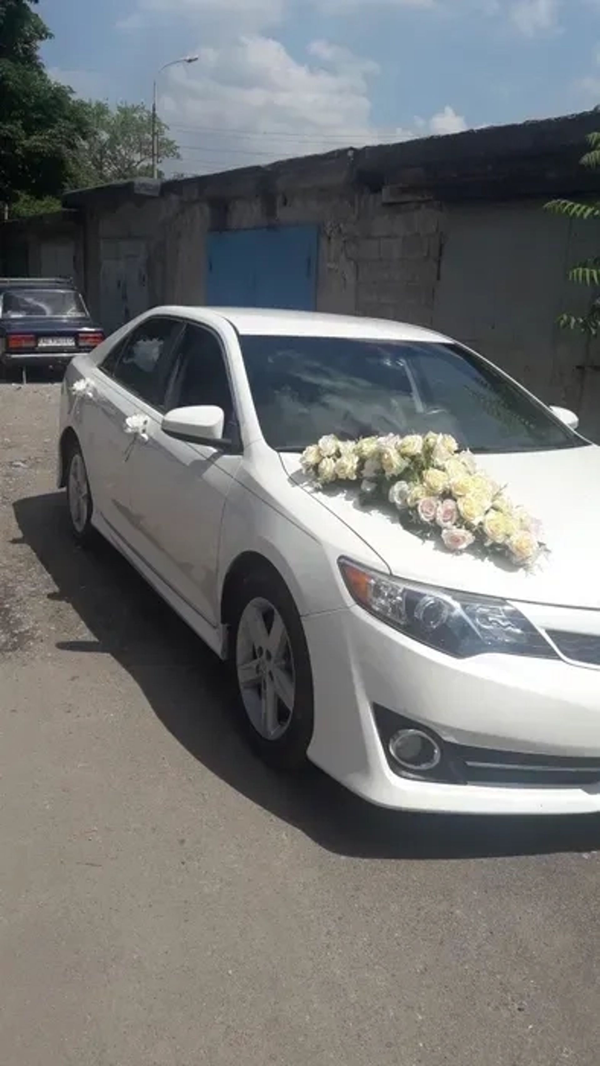 Авто на свадьбу с водителем Белая Toyota Camry 50 Трансфер