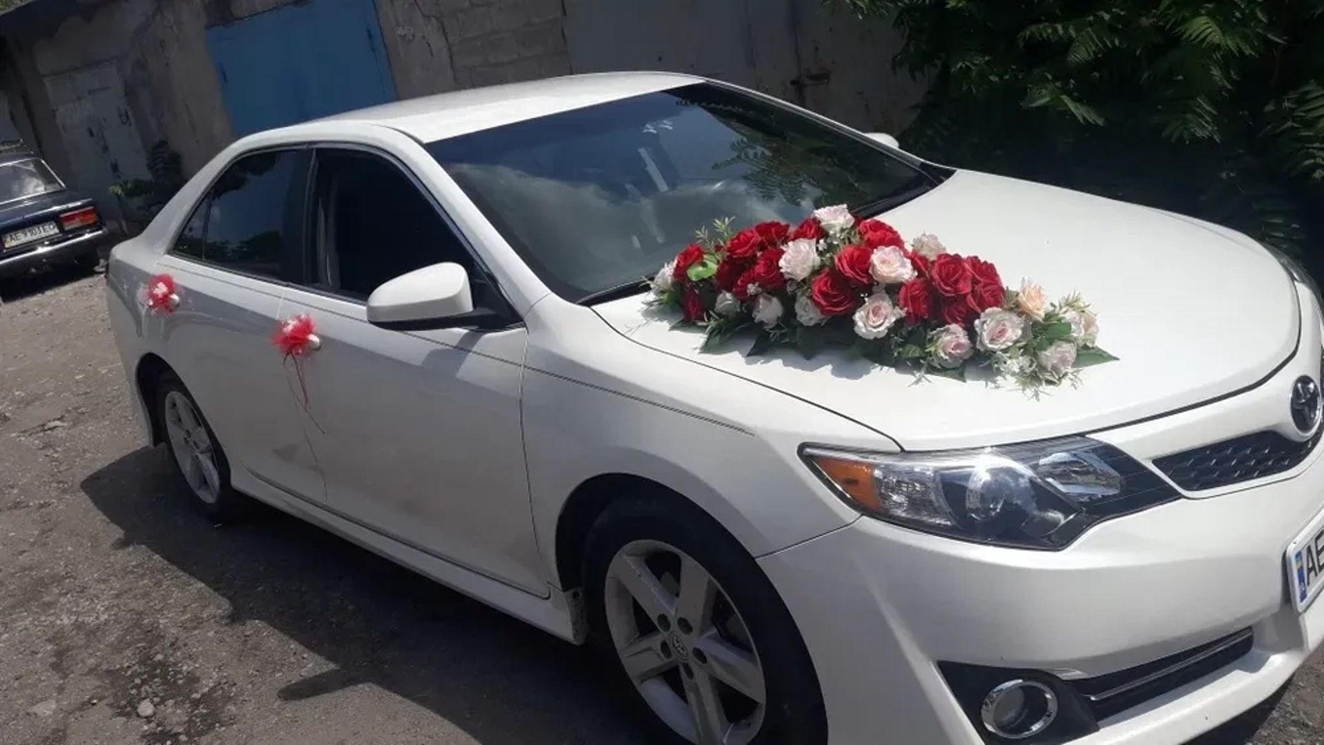 Авто на свадьбу с водителем Белая Toyota Camry 50 Трансфер