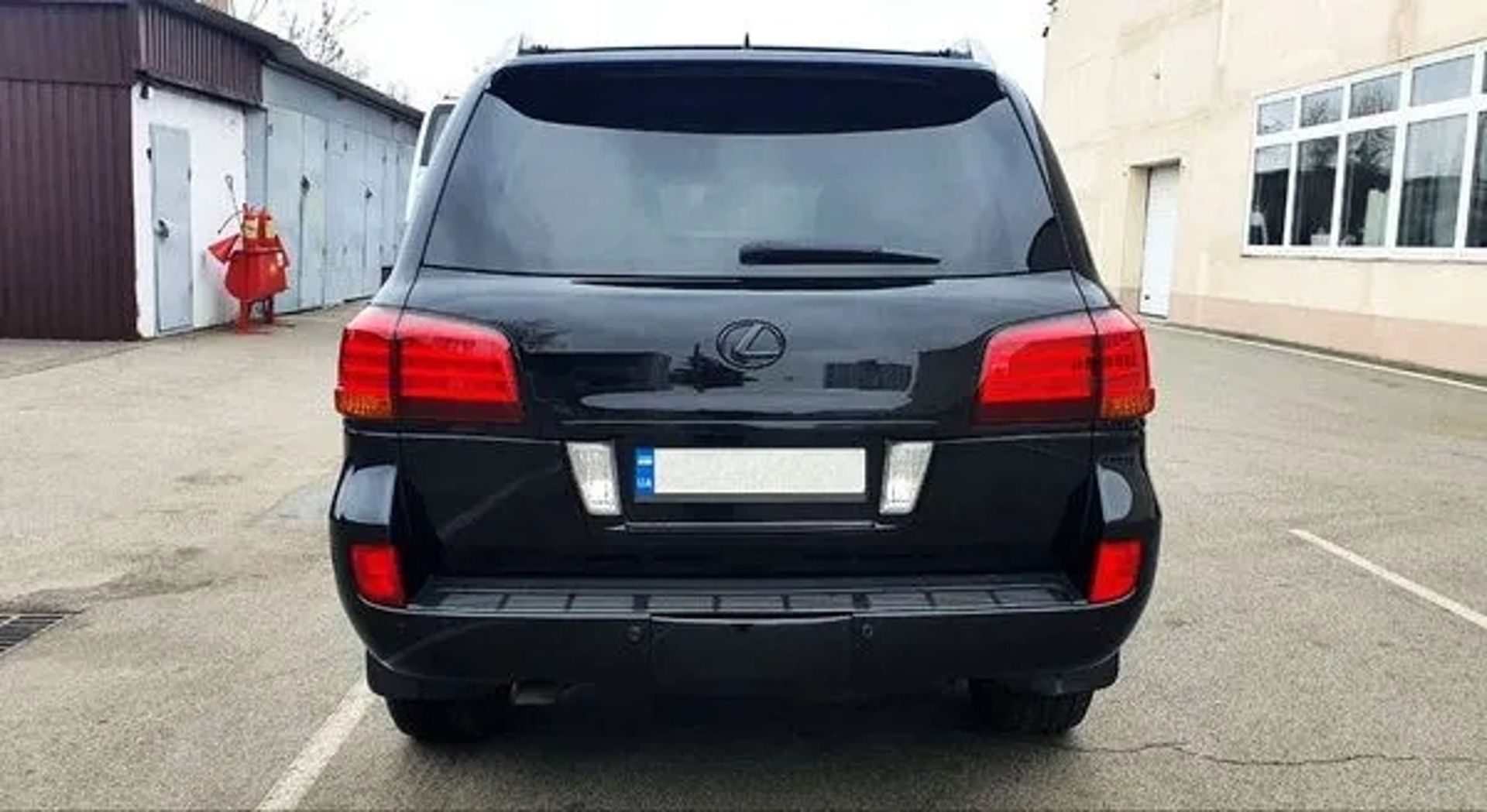 384 Броньований джип Lexus LX 570 B6 чорний з водієм