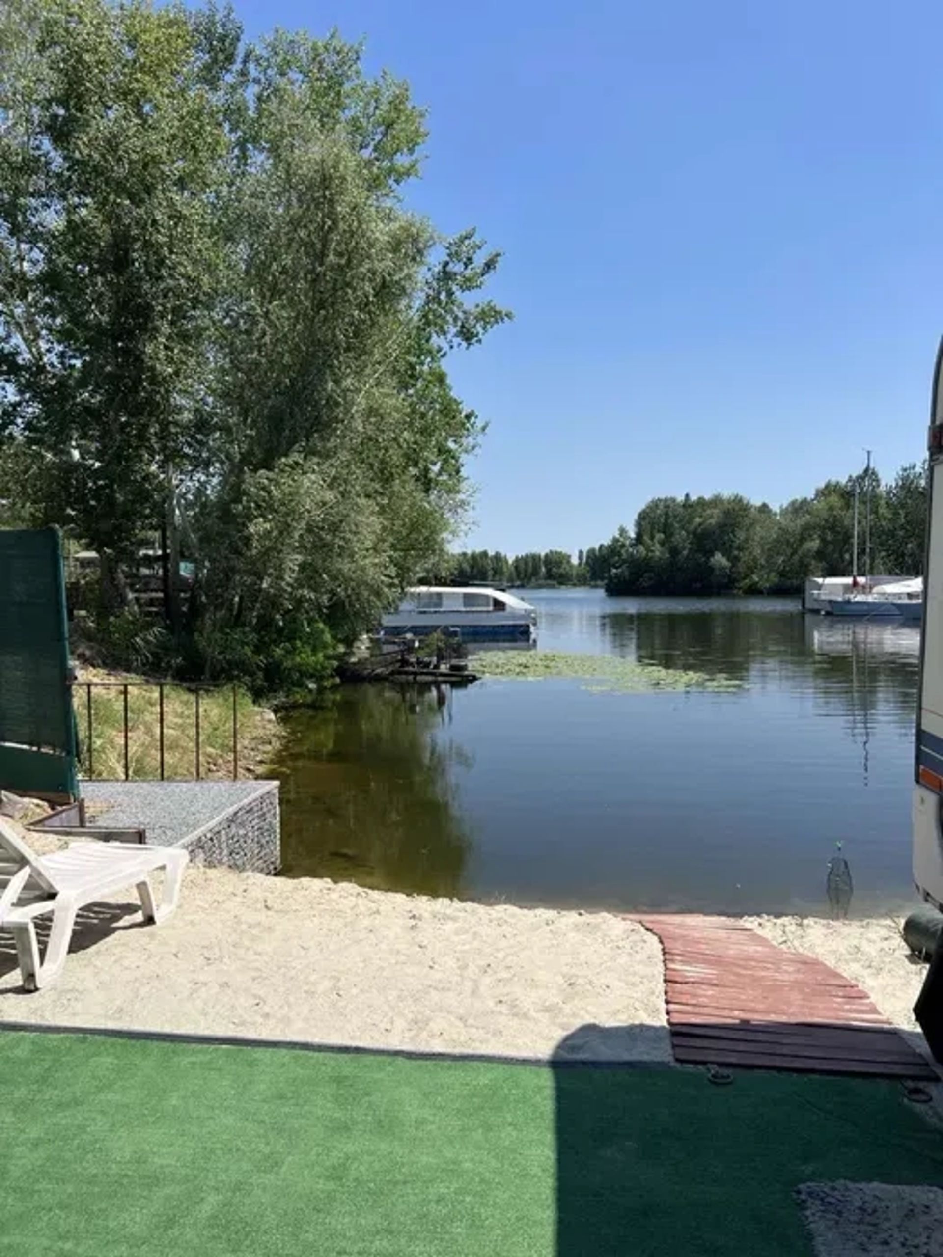 Альтанка та відпочинок на березі Дніпра