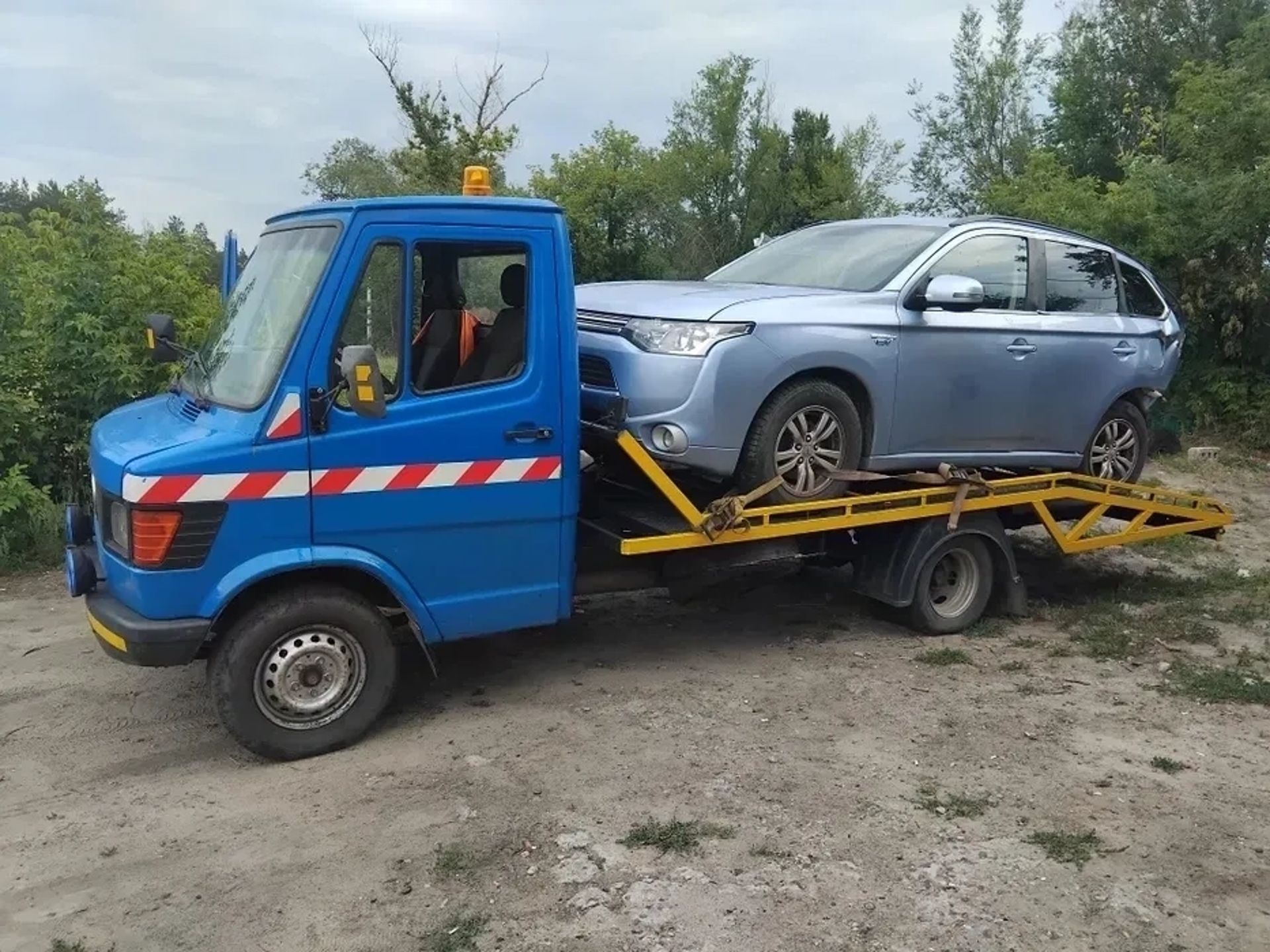 Евакуатор на базі вантажівки Mercedes-Benz для перевезення спецтехніки