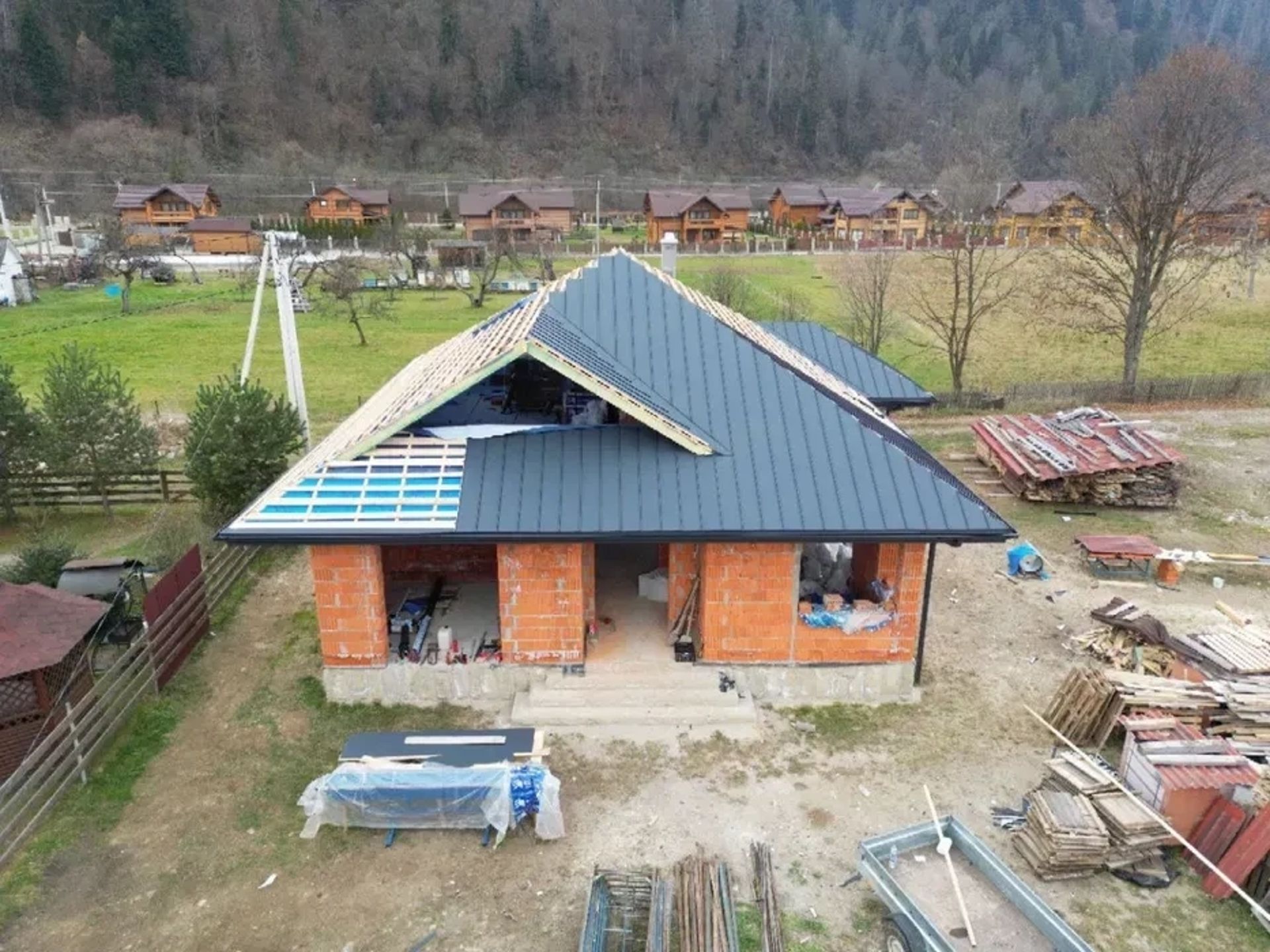 Професійне перекриття дахів покрівельних матеріалів! Покрівельні послуги.