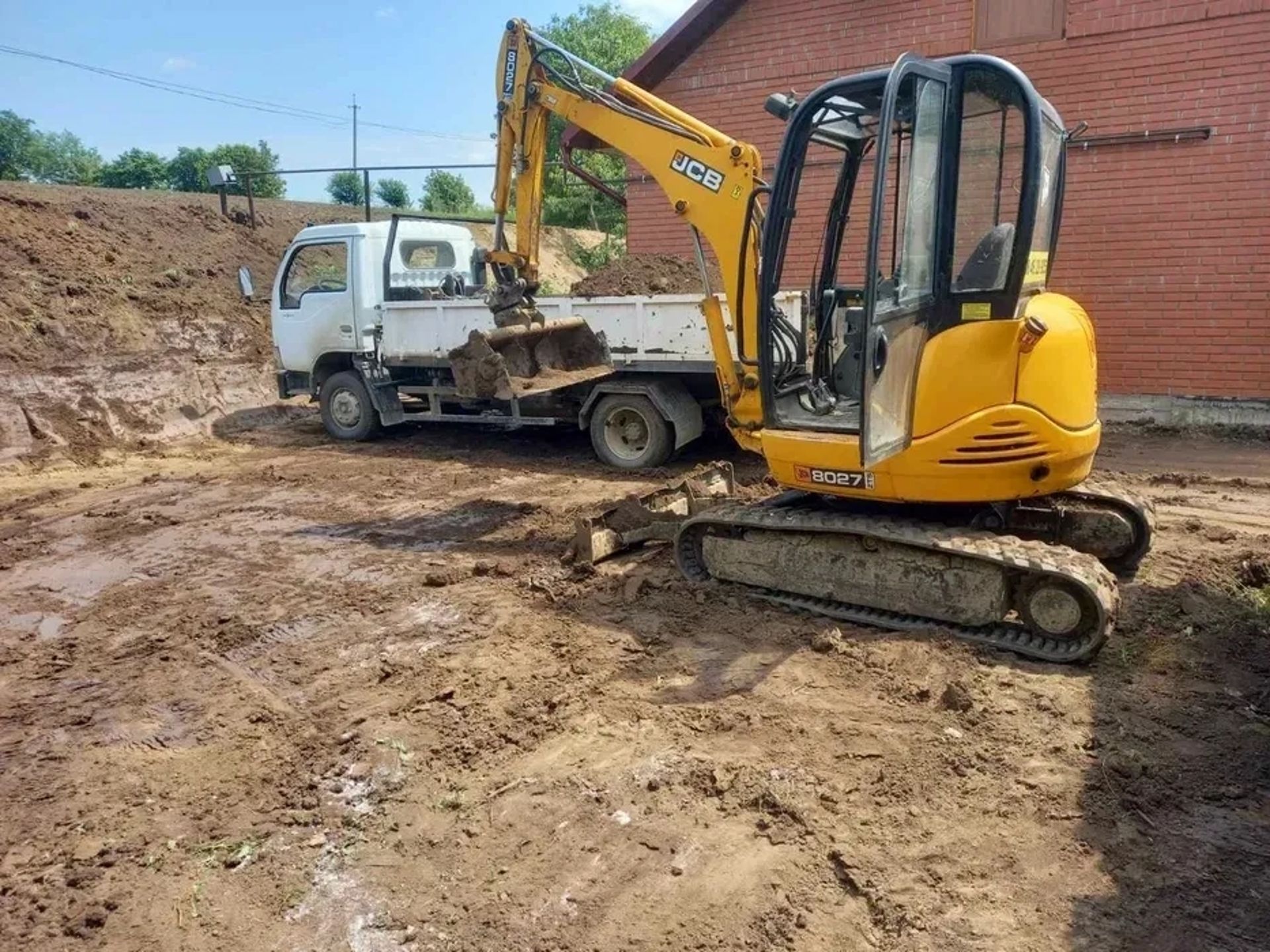 Міні-екскаватор JCB 8027 — фундаментальні та земляні роботи